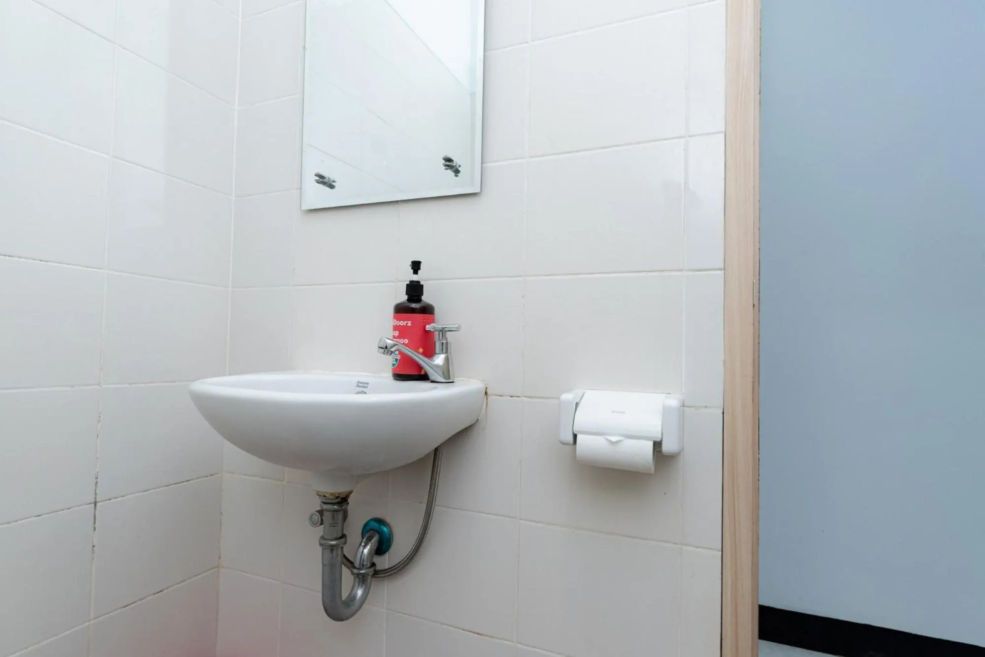 Bathroom in RedDoorz near Puri Indah Lippo Mall 2