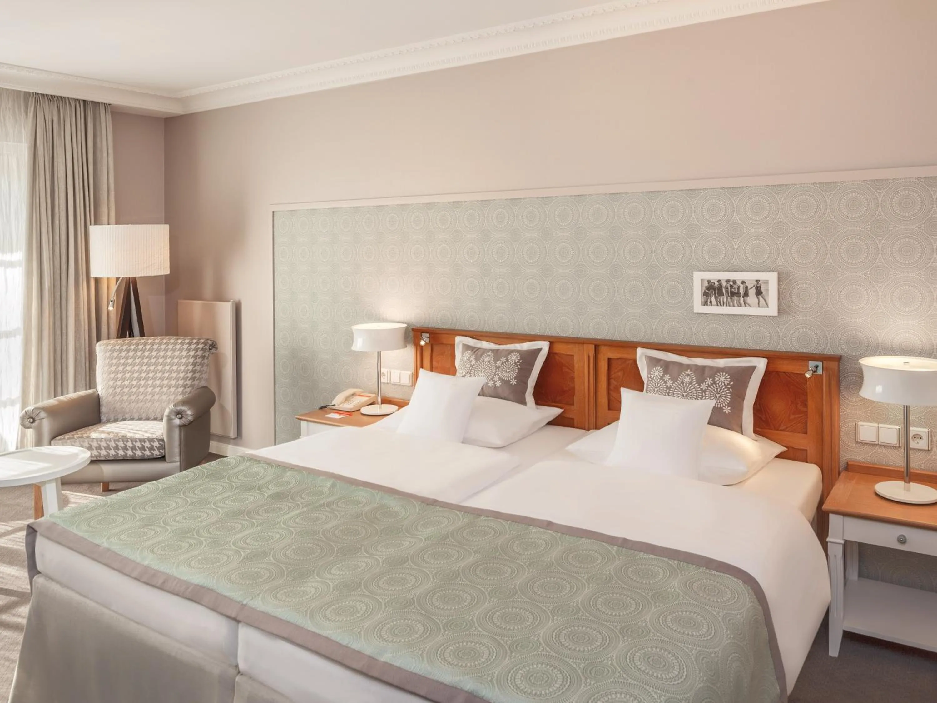 Photo of the whole room, Bed in A-ROSA Kurhaus Binz