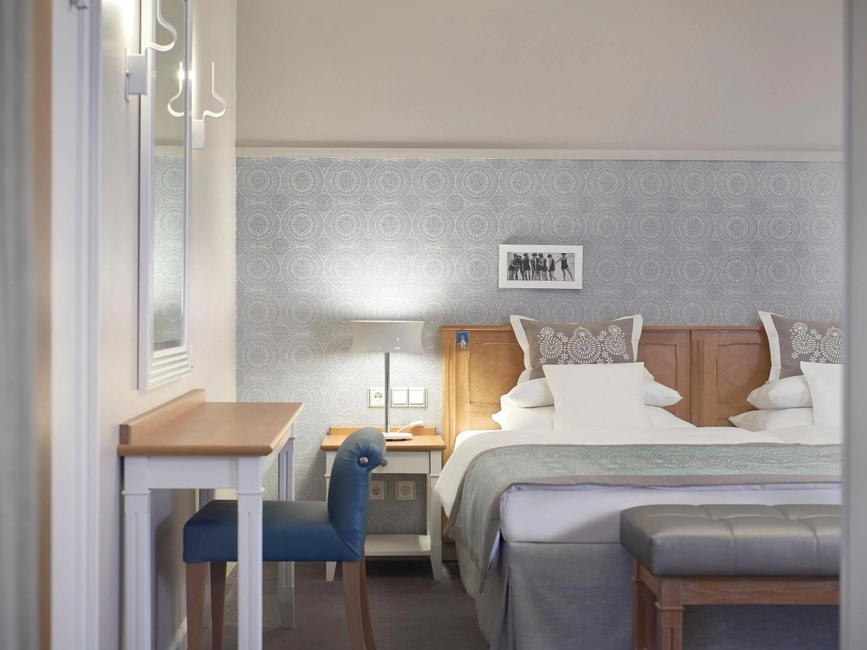 Photo of the whole room, Bed in A-ROSA Kurhaus Binz