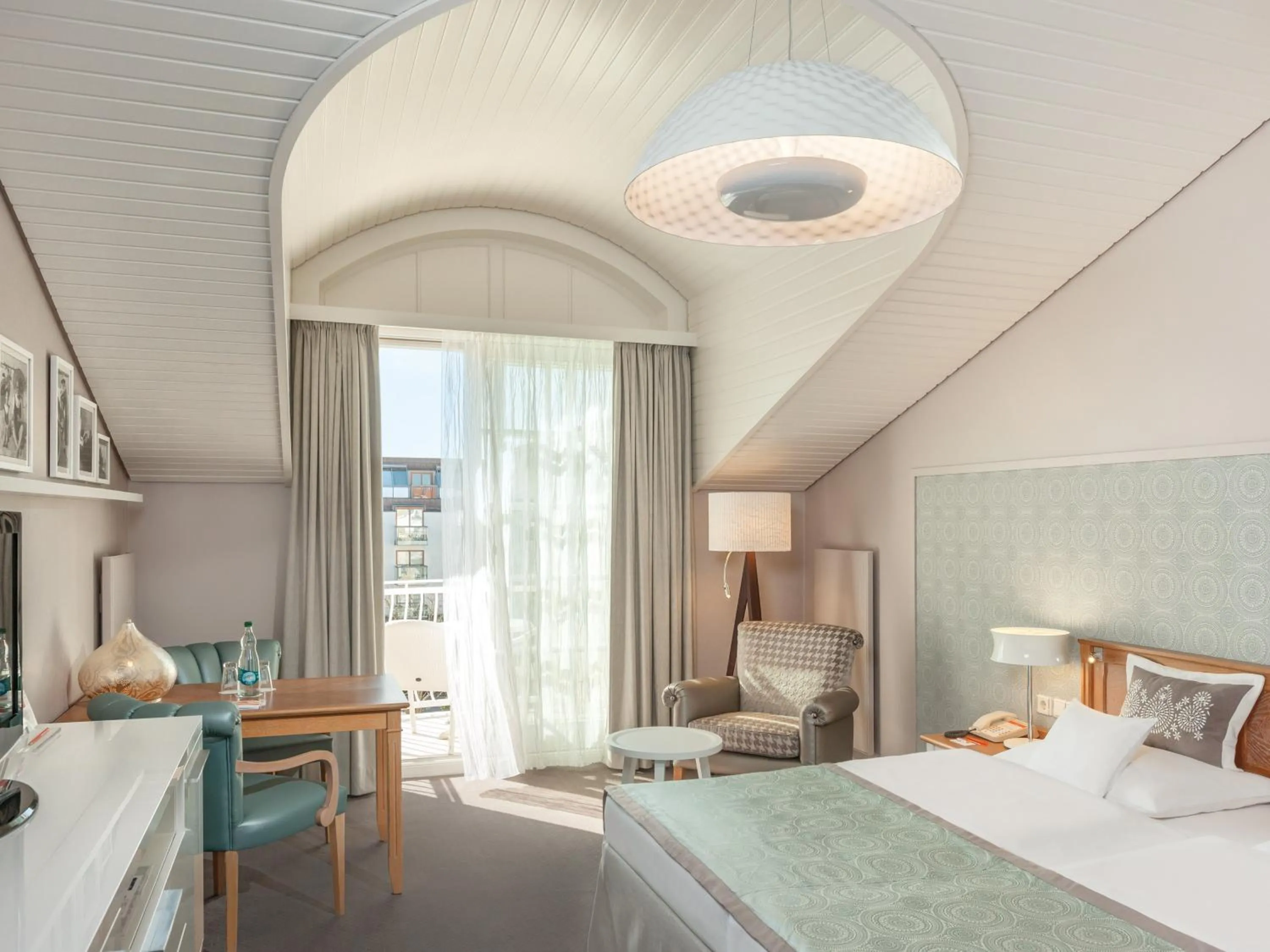 Photo of the whole room, Bed in A-ROSA Kurhaus Binz