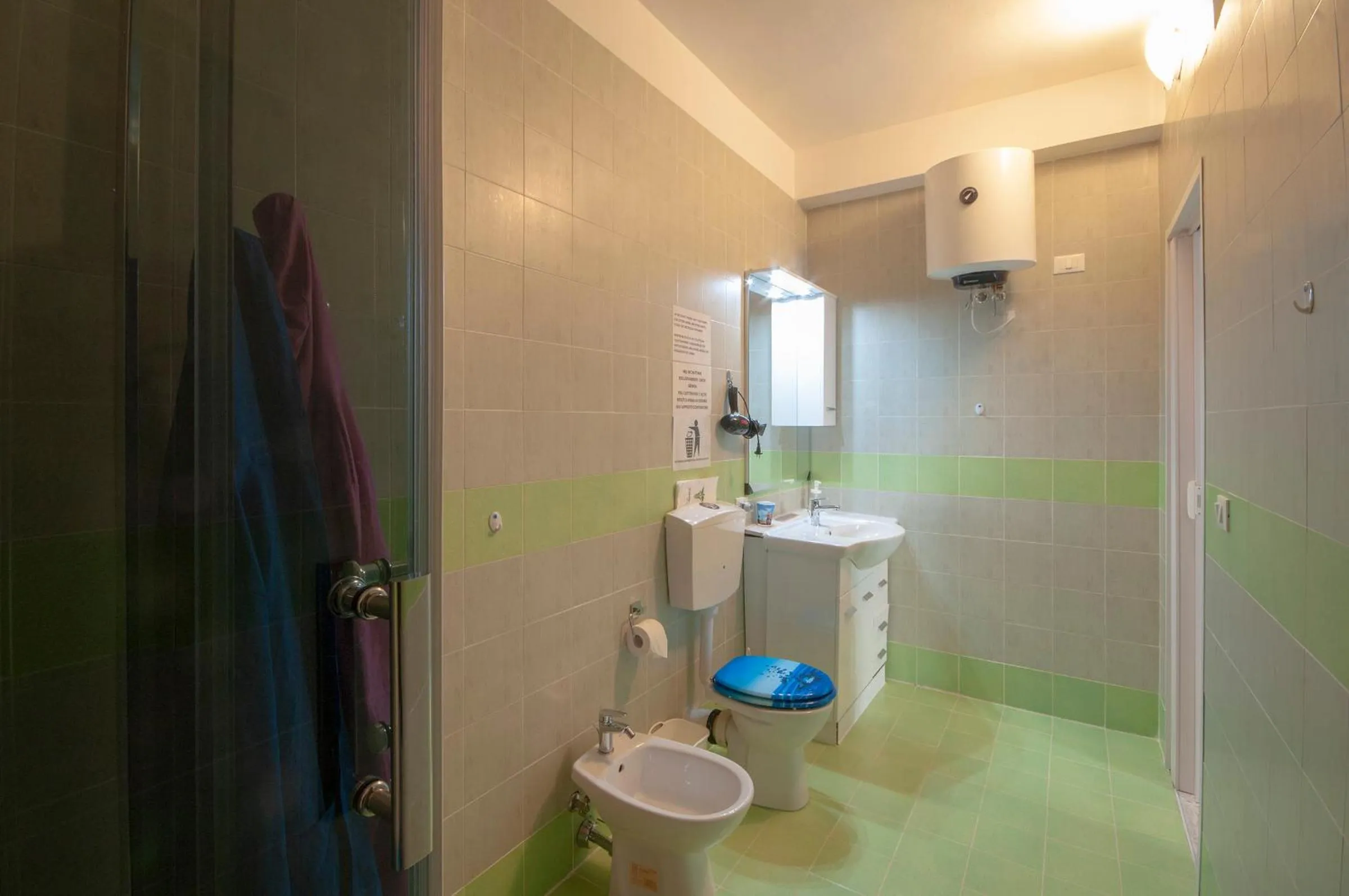 Bathroom in Anna e Augusto B&B --Embrace the world--4-minute walk from the Old Town丨Authentic local experience丨English-speaking staff and Wi-Fi - free shuttle to the station