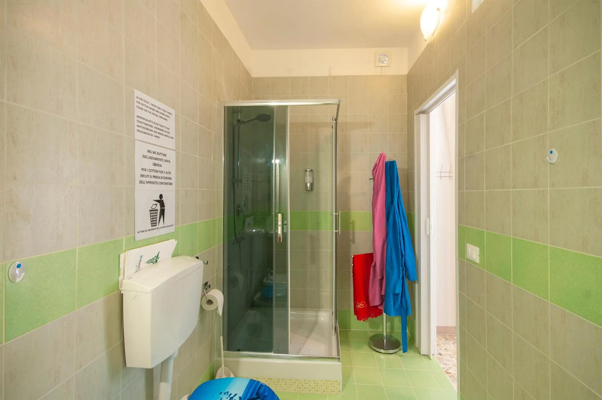 Bathroom in Anna e Augusto B&B --Embrace the world--4-minute walk from the Old Town丨Authentic local experience丨English-speaking staff and Wi-Fi - free shuttle to the station