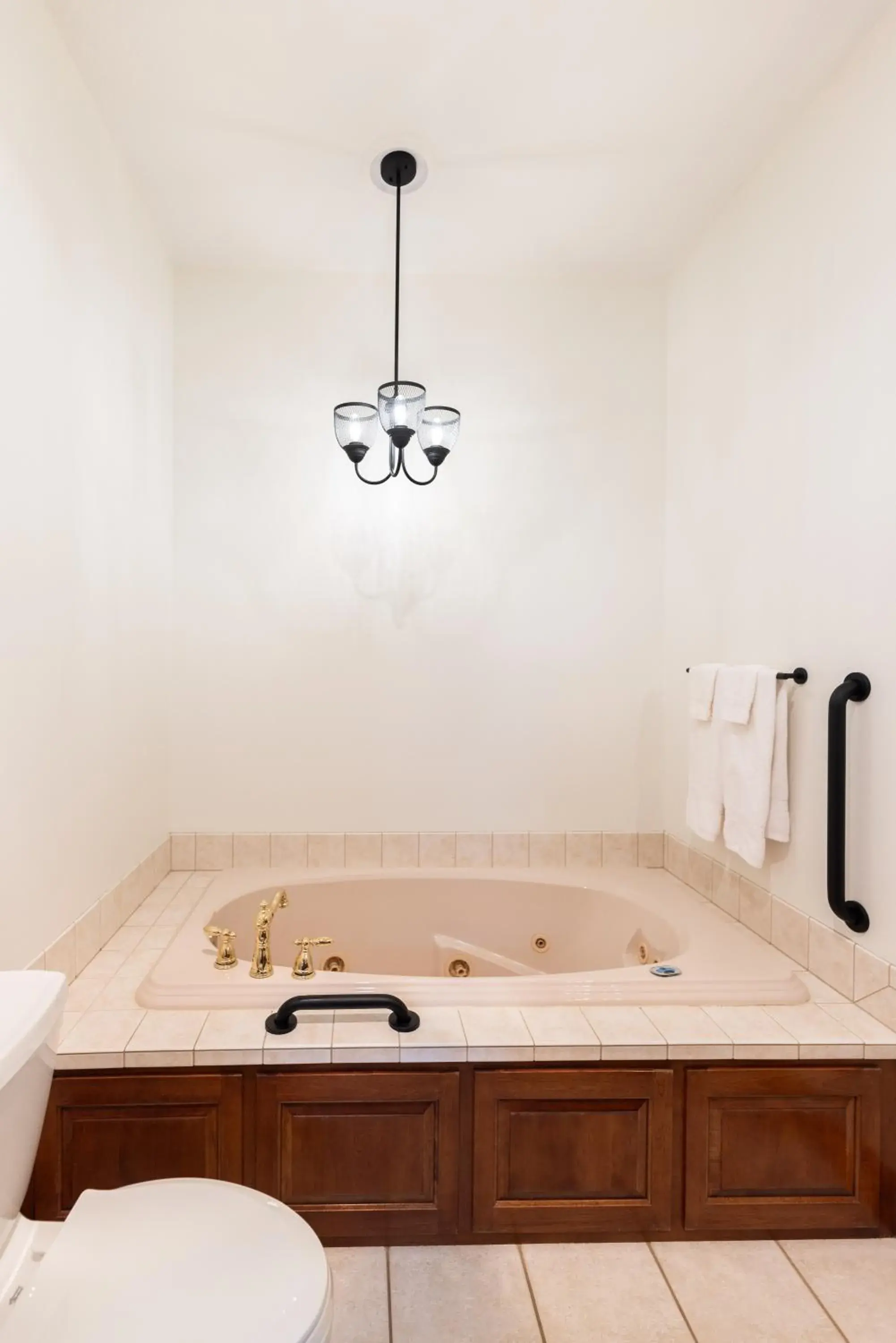 Deluxe King Room in Hillside Villa Ohio Deluxe King Room in Hillside Villa Ohio