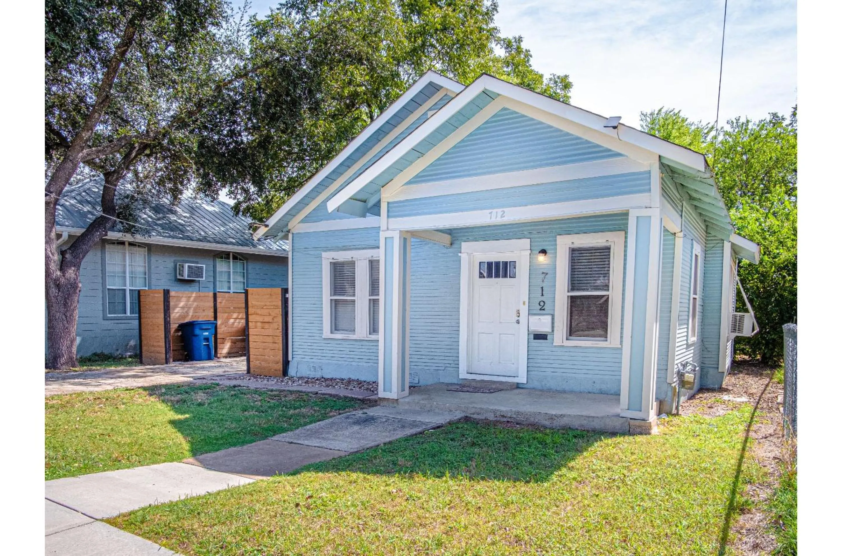 Property building in Brand New Listing! Cozy Historic House 5min*DT