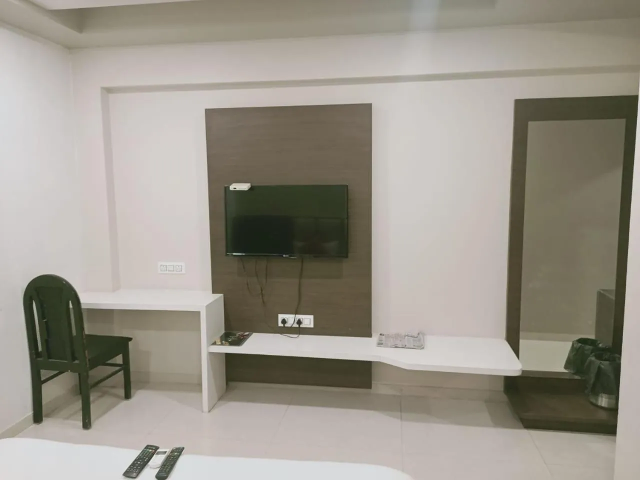 Communal lounge/ TV room in HOTEL AIRPORT INN ONE