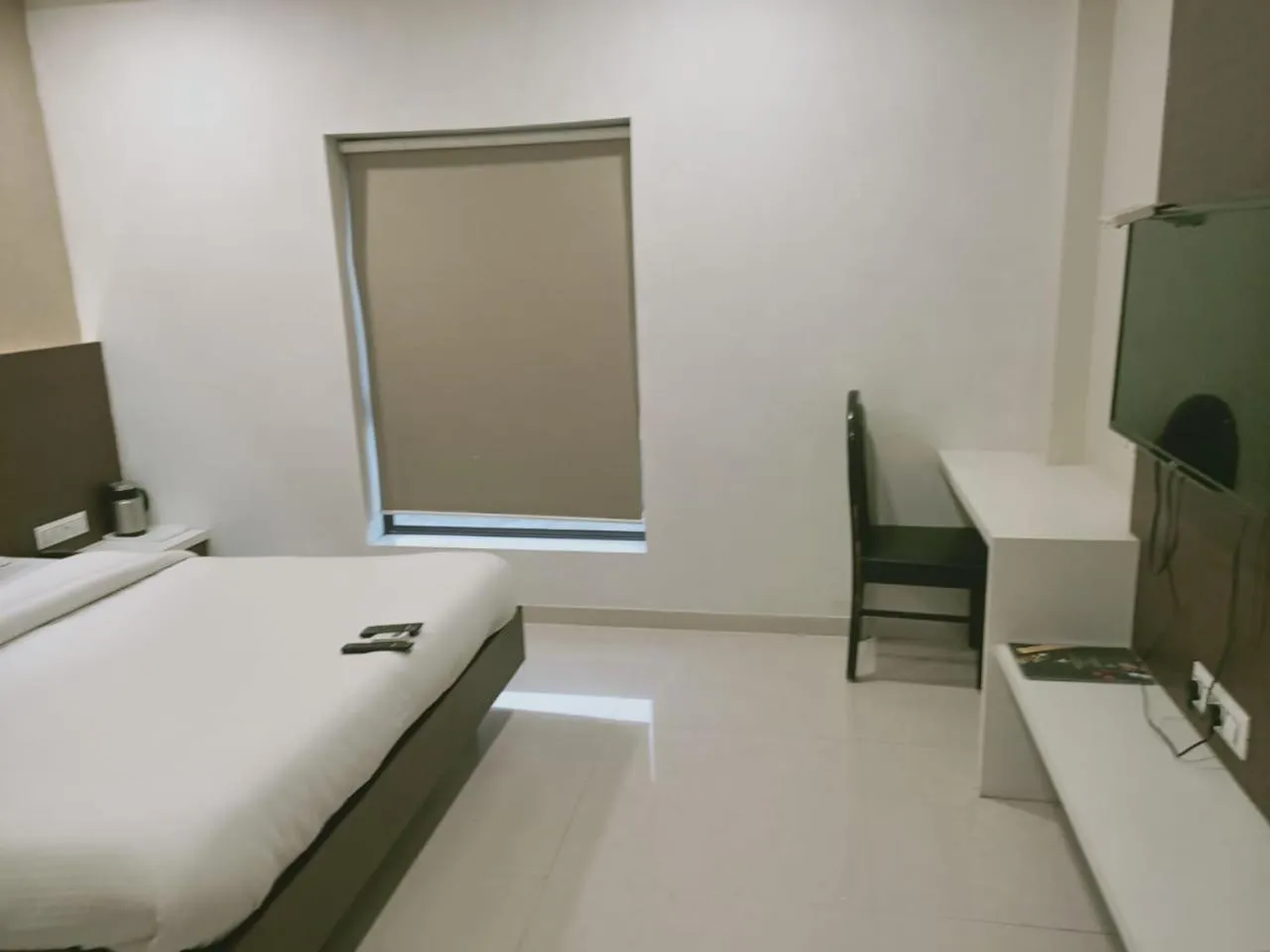 Communal lounge/ TV room, Bed in HOTEL AIRPORT INN ONE