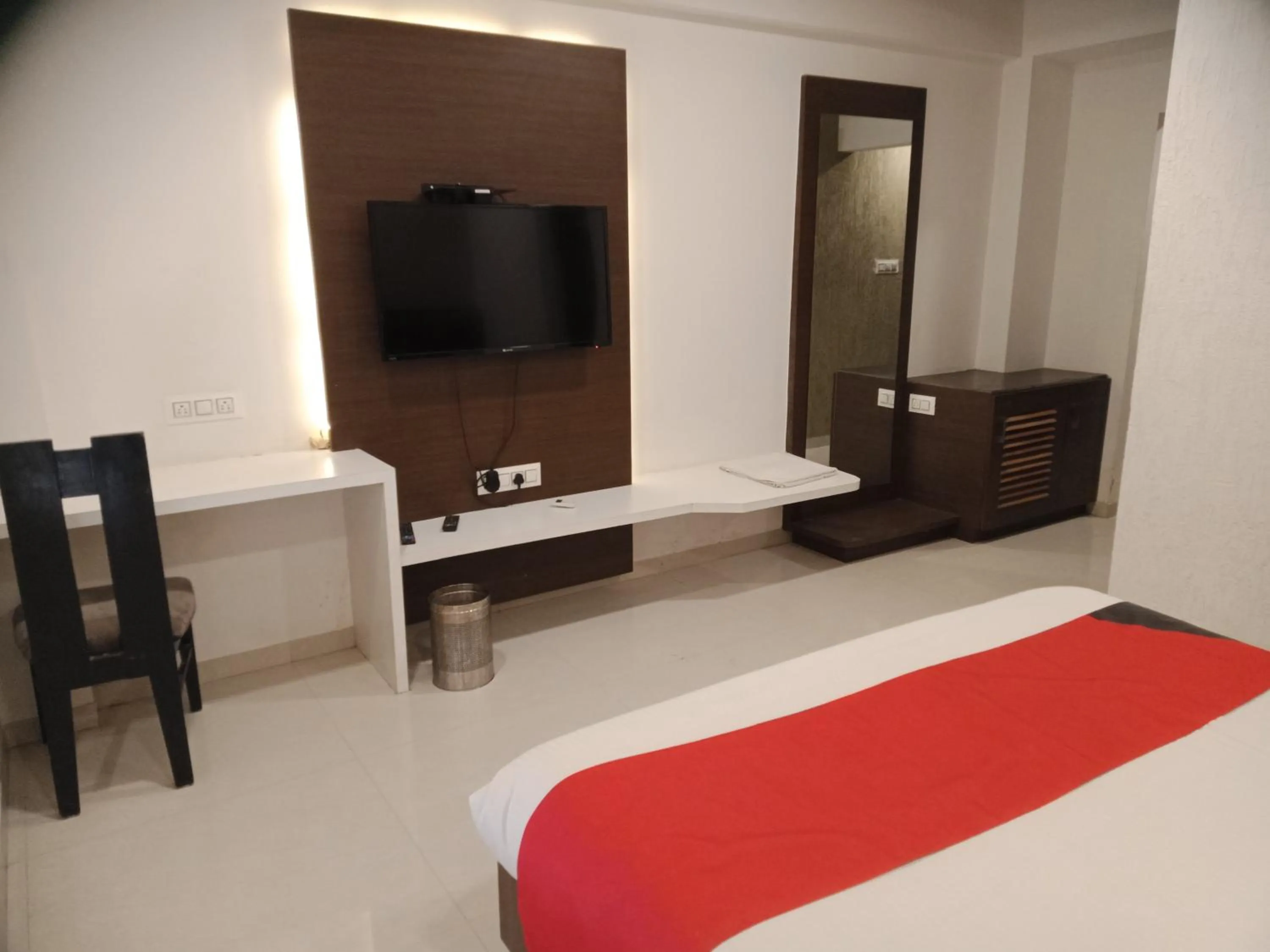Communal lounge/ TV room, Bed in HOTEL AIRPORT INN ONE