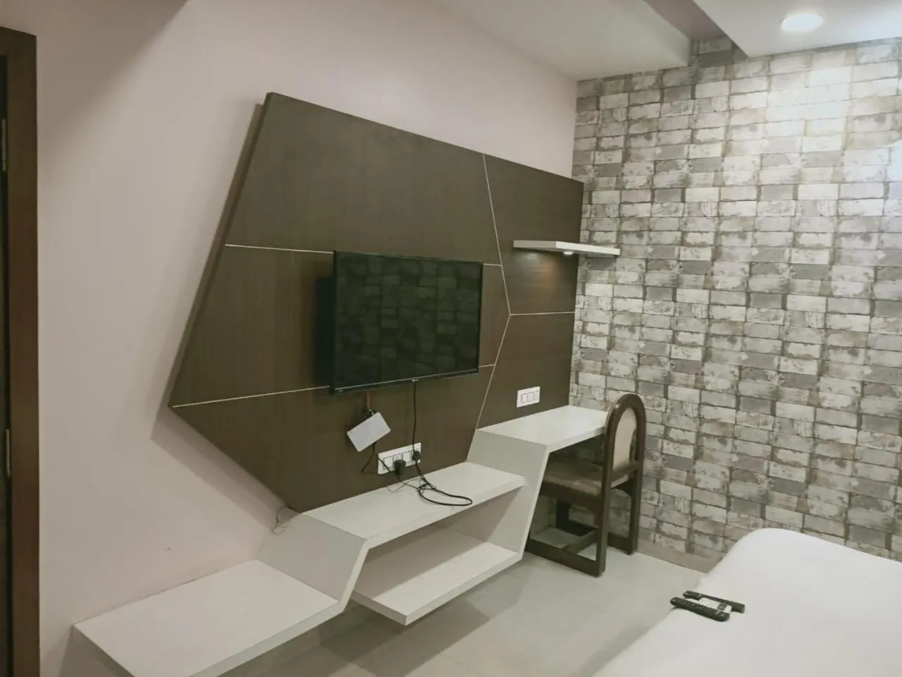 Communal lounge/ TV room in HOTEL AIRPORT INN ONE