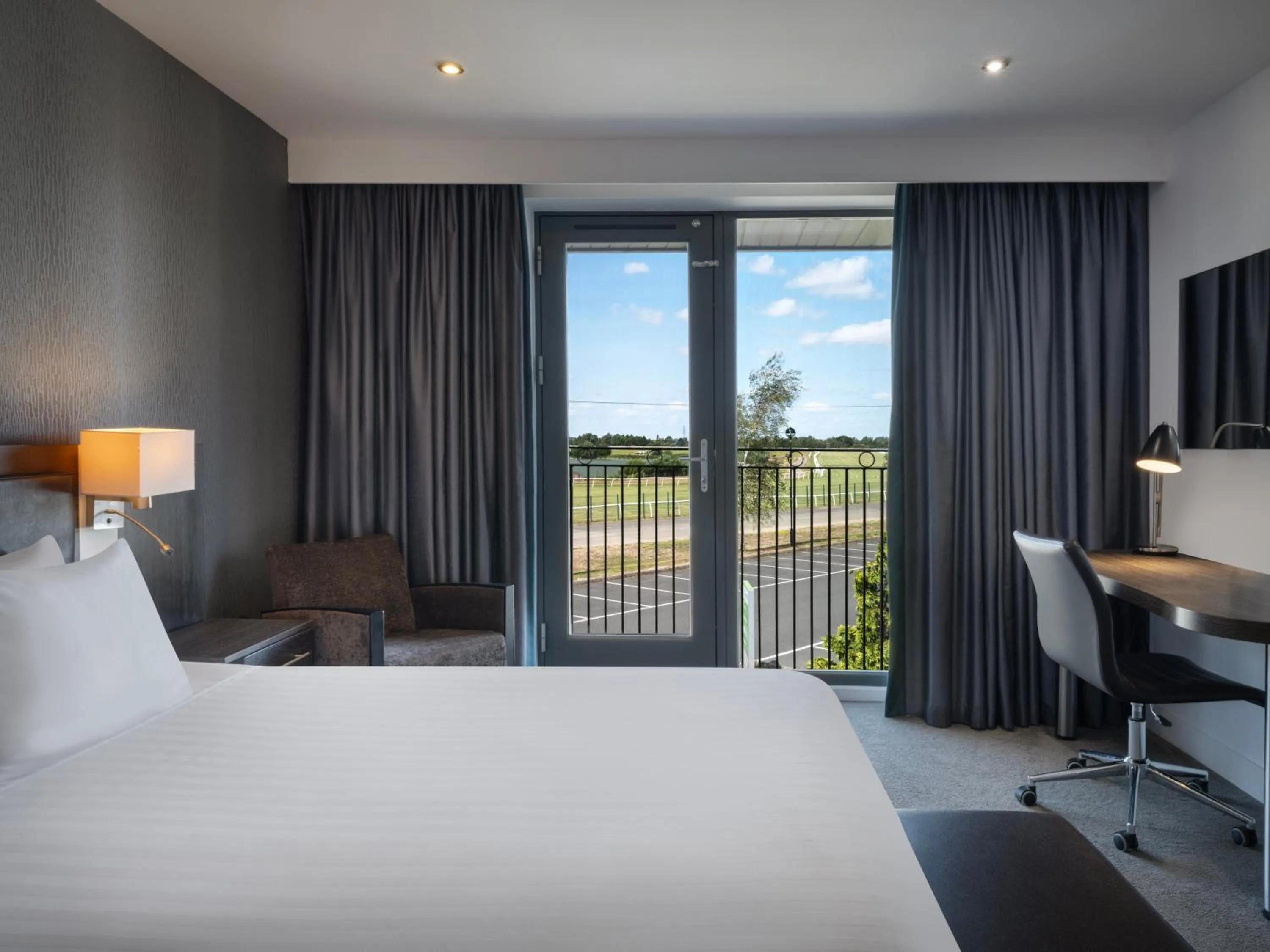 Photo of the whole room, Bed in Holiday Inn Huntingdon Racecourse by IHG