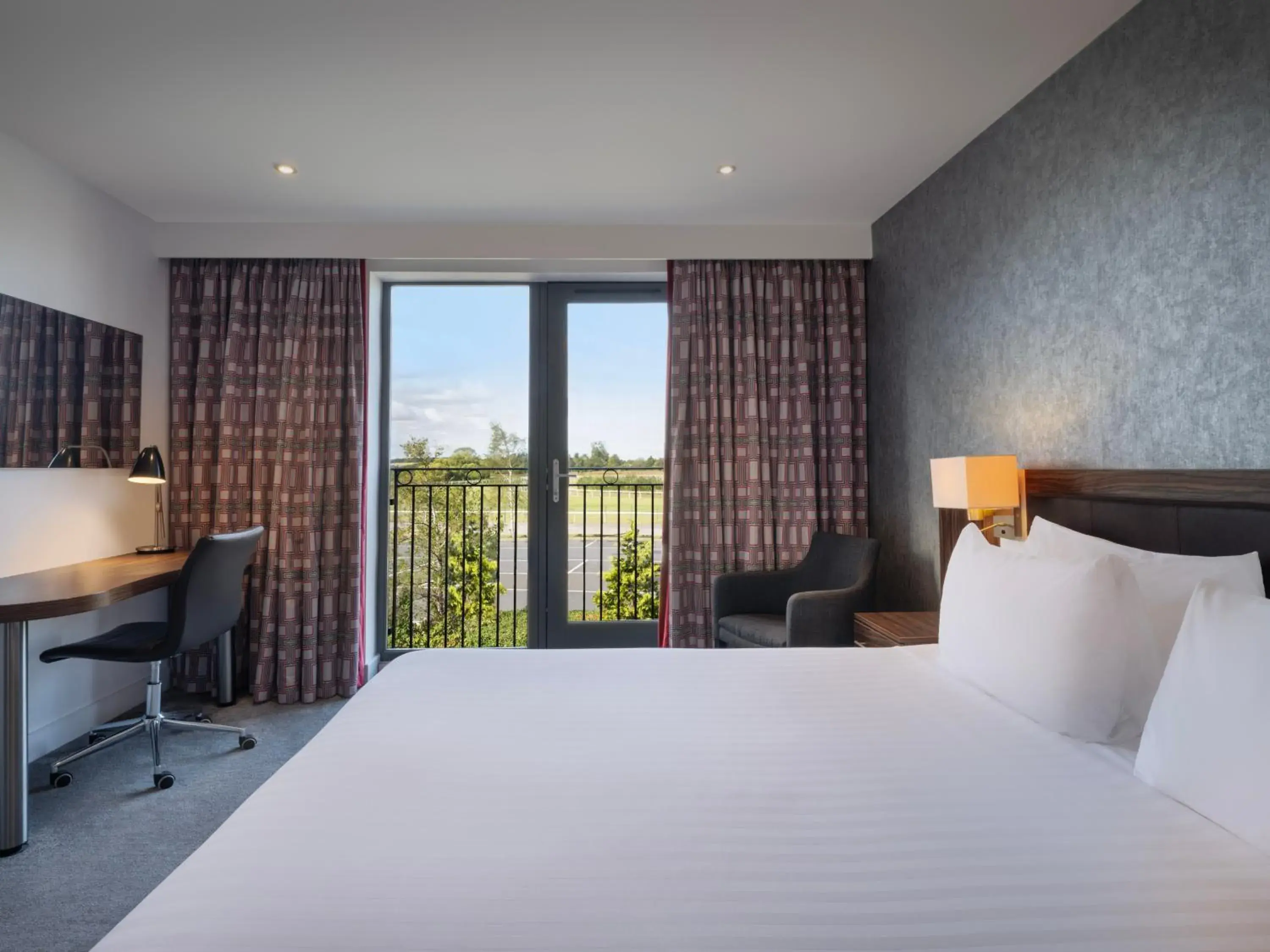 Standard King Room with Racecourse View in Holiday Inn Huntingdon Racecourse by IHG Standard King Room with Racecourse View in Holiday Inn Huntingdon Racecourse by IHG