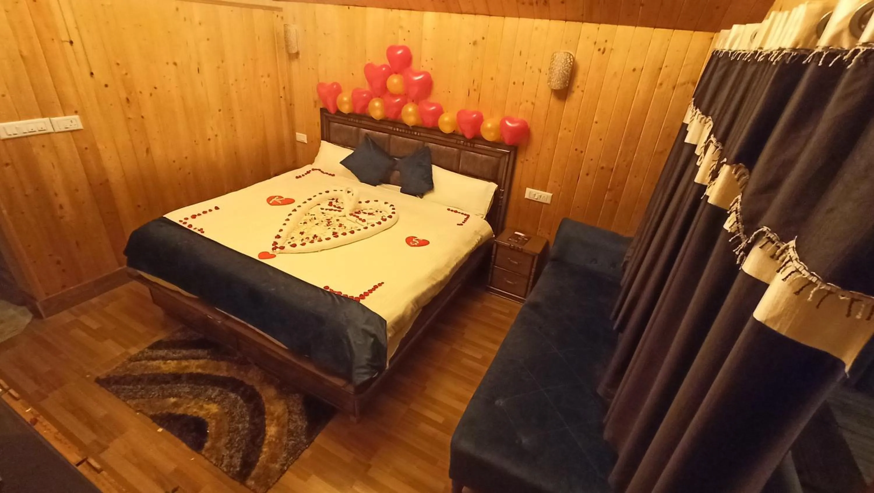 Photo of the whole room, Bed in Ibni Springs