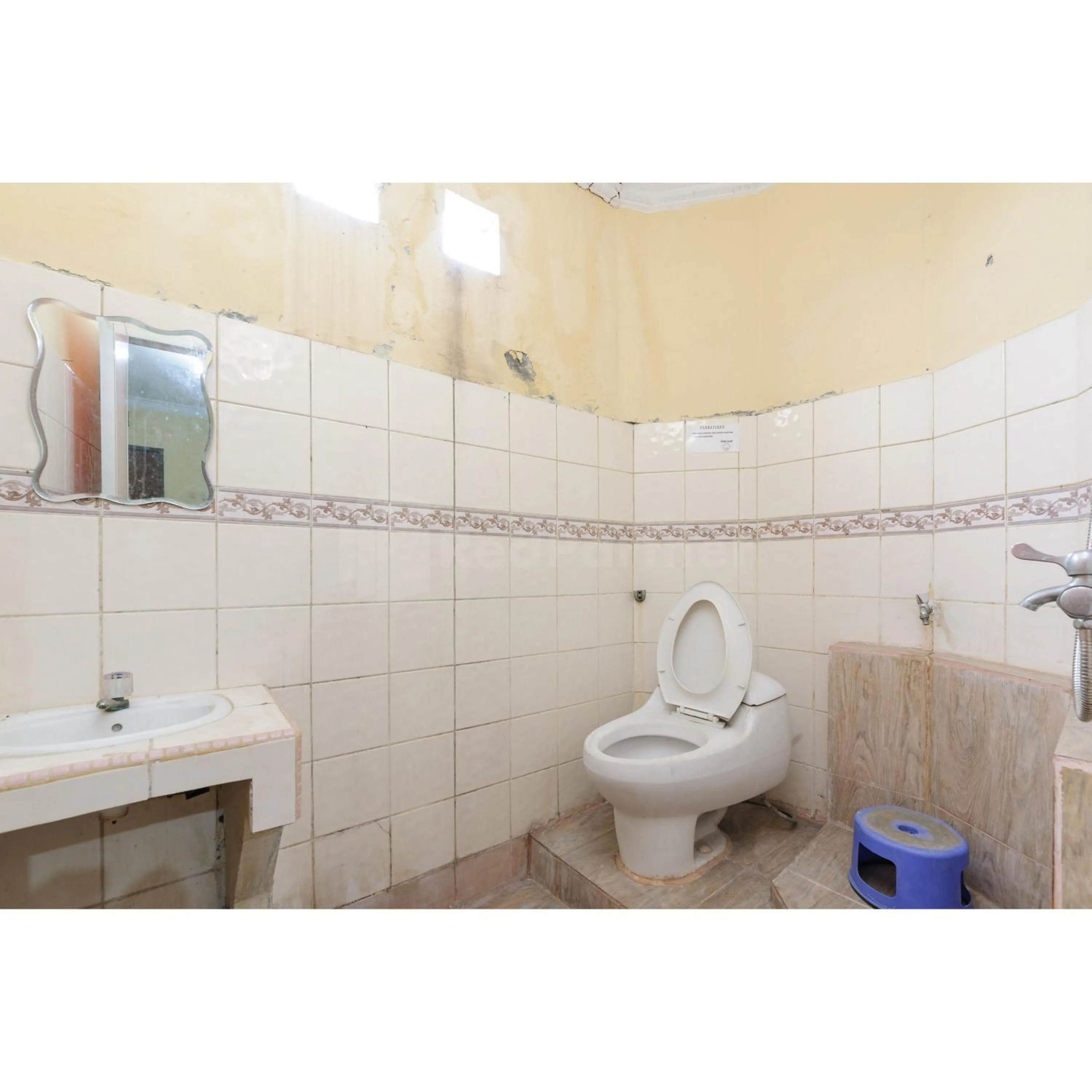 Bathroom in Hotel Al Hakim Syariah Redpartner