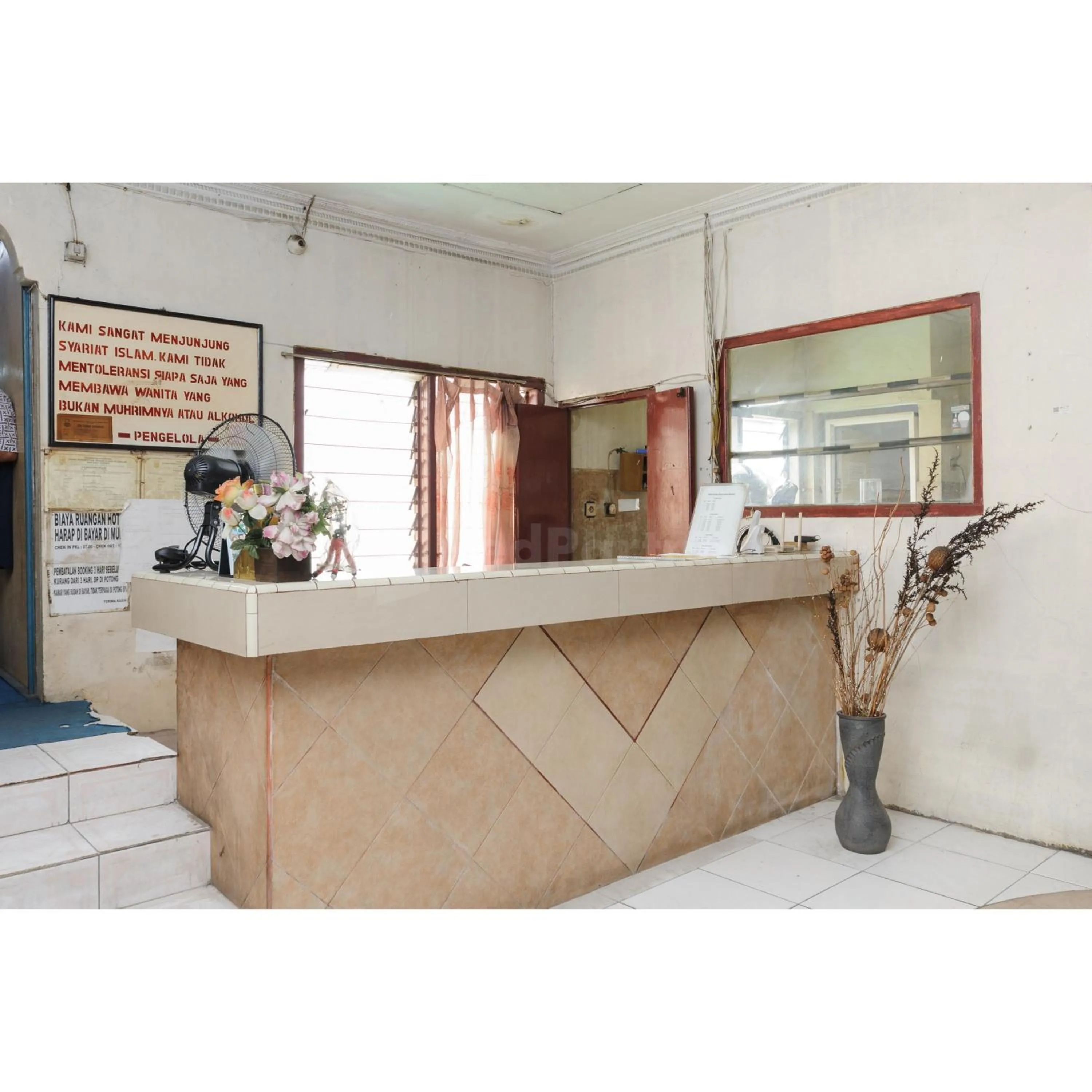 Lobby or reception in Hotel Al Hakim Syariah Redpartner