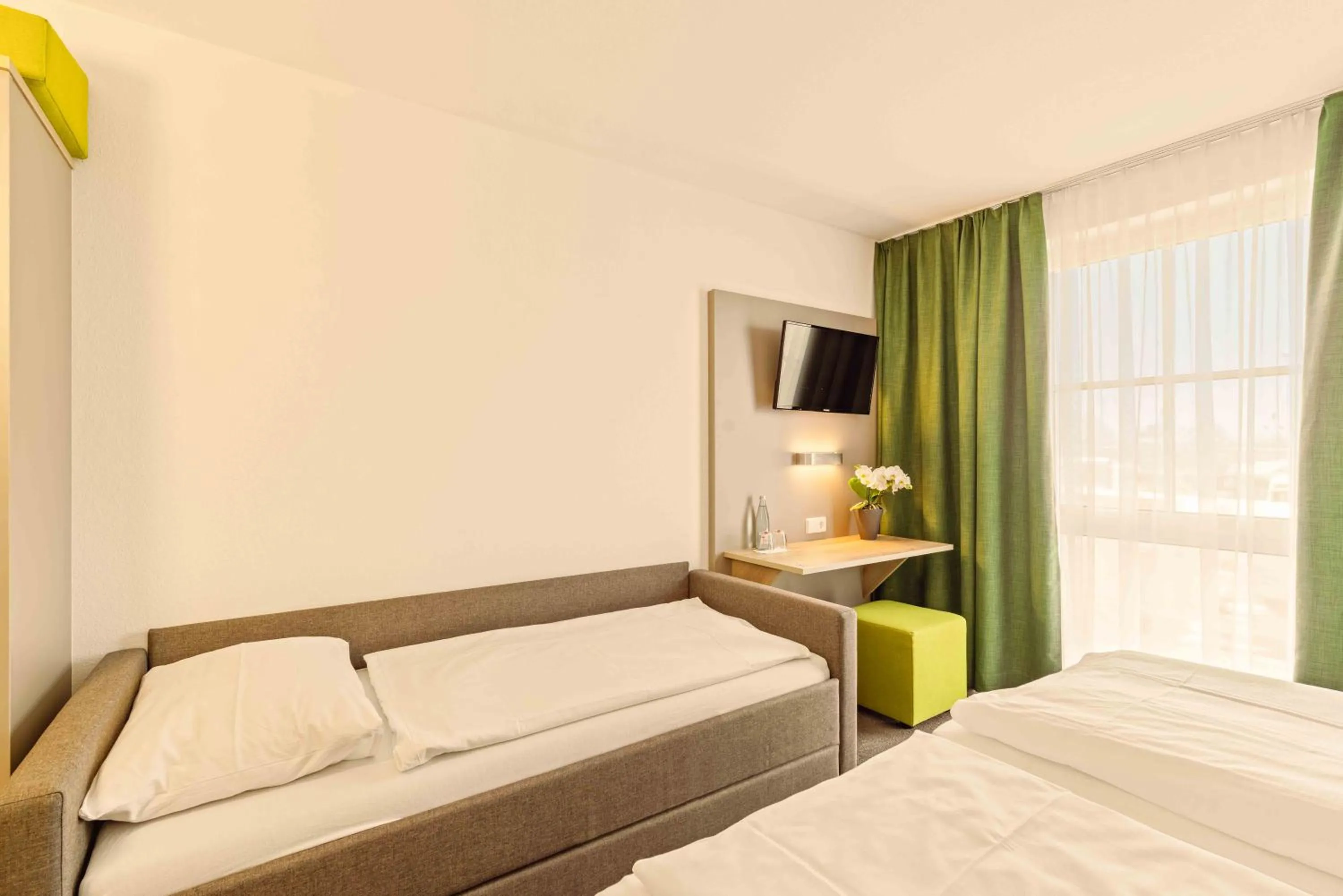 Photo of the whole room, Bed in Highway Hotel