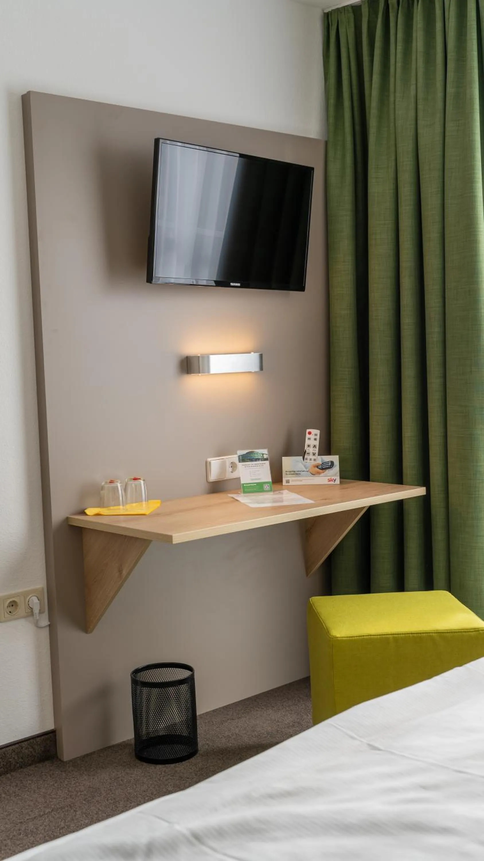 TV and multimedia, Bed in Highway Hotel