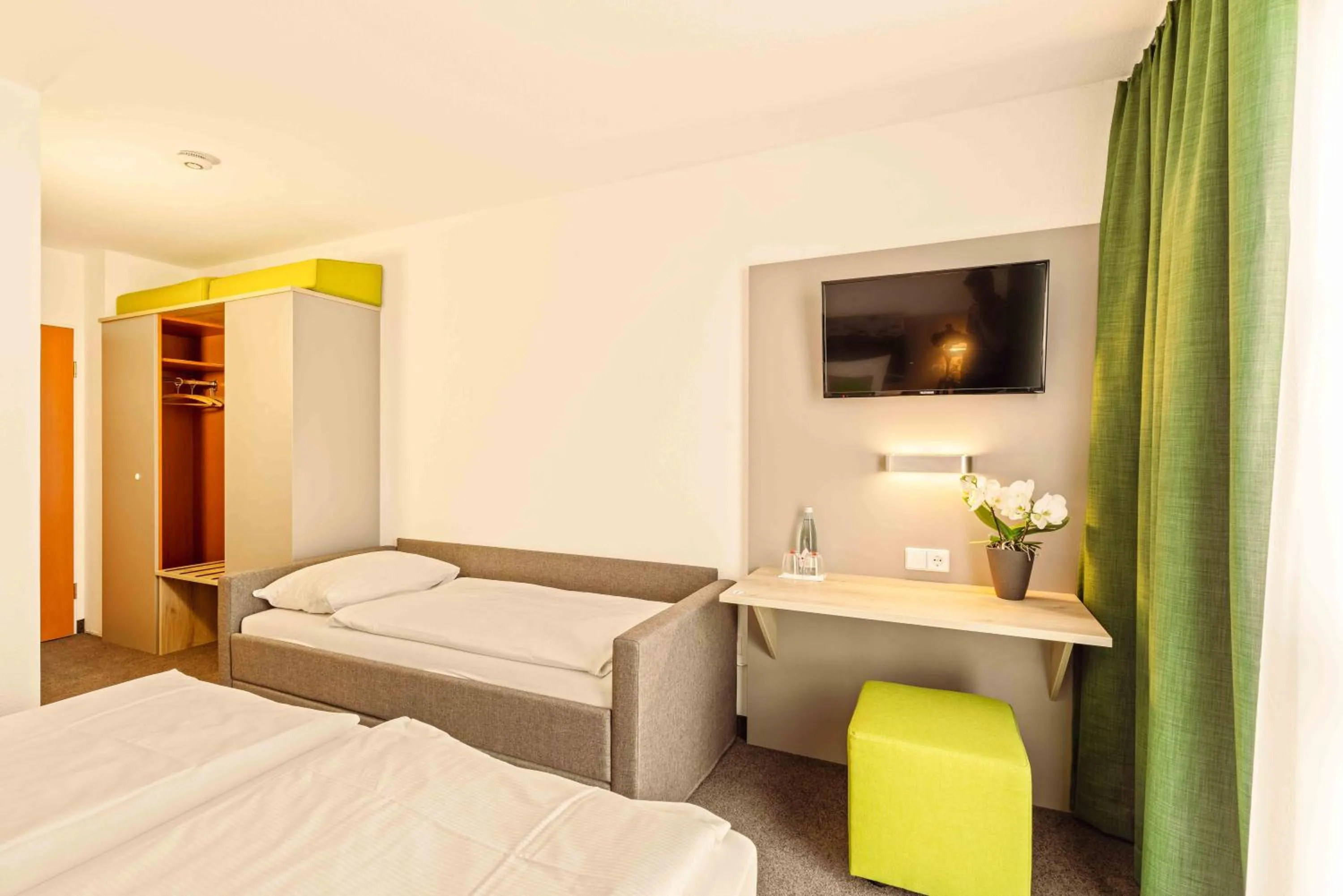 Photo of the whole room, Bed in Highway Hotel