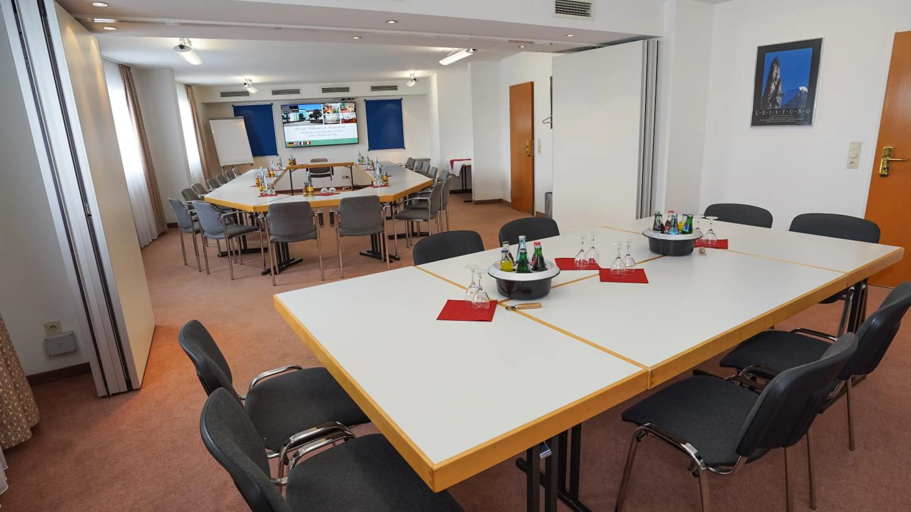 Business facilities in Highway Hotel