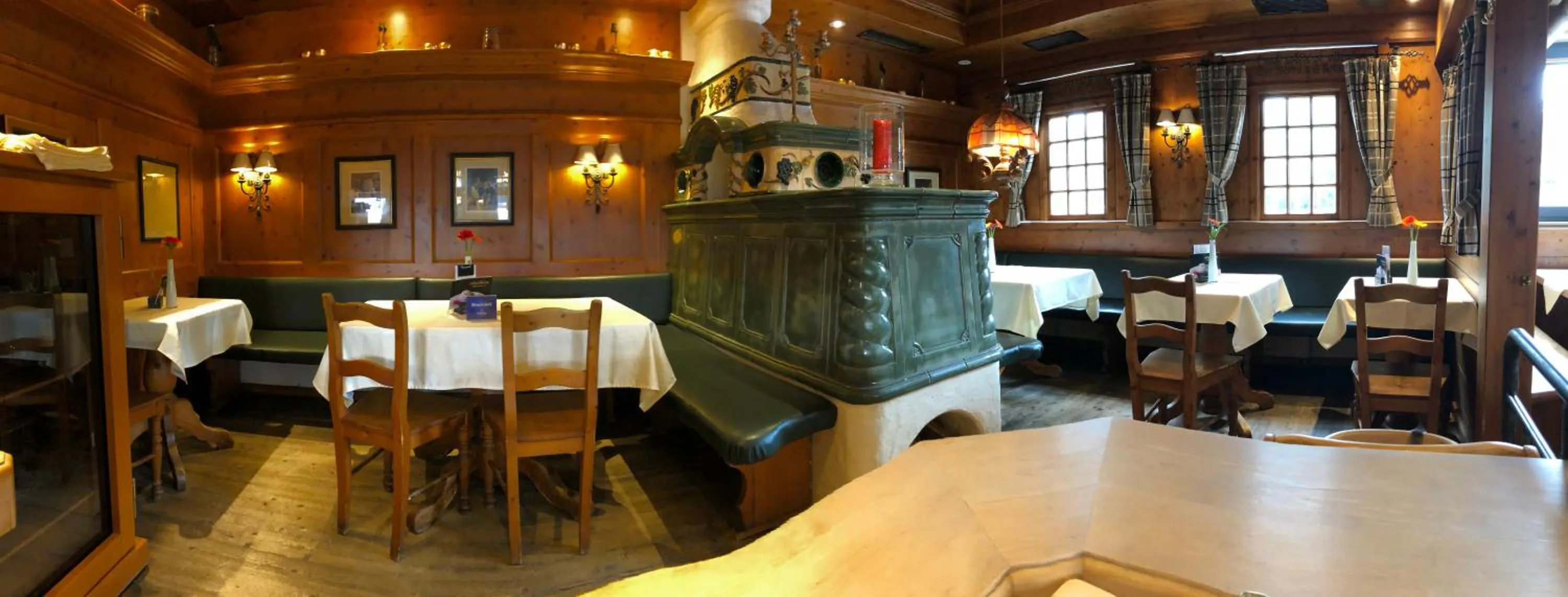 Restaurant/places to eat in Highway Hotel