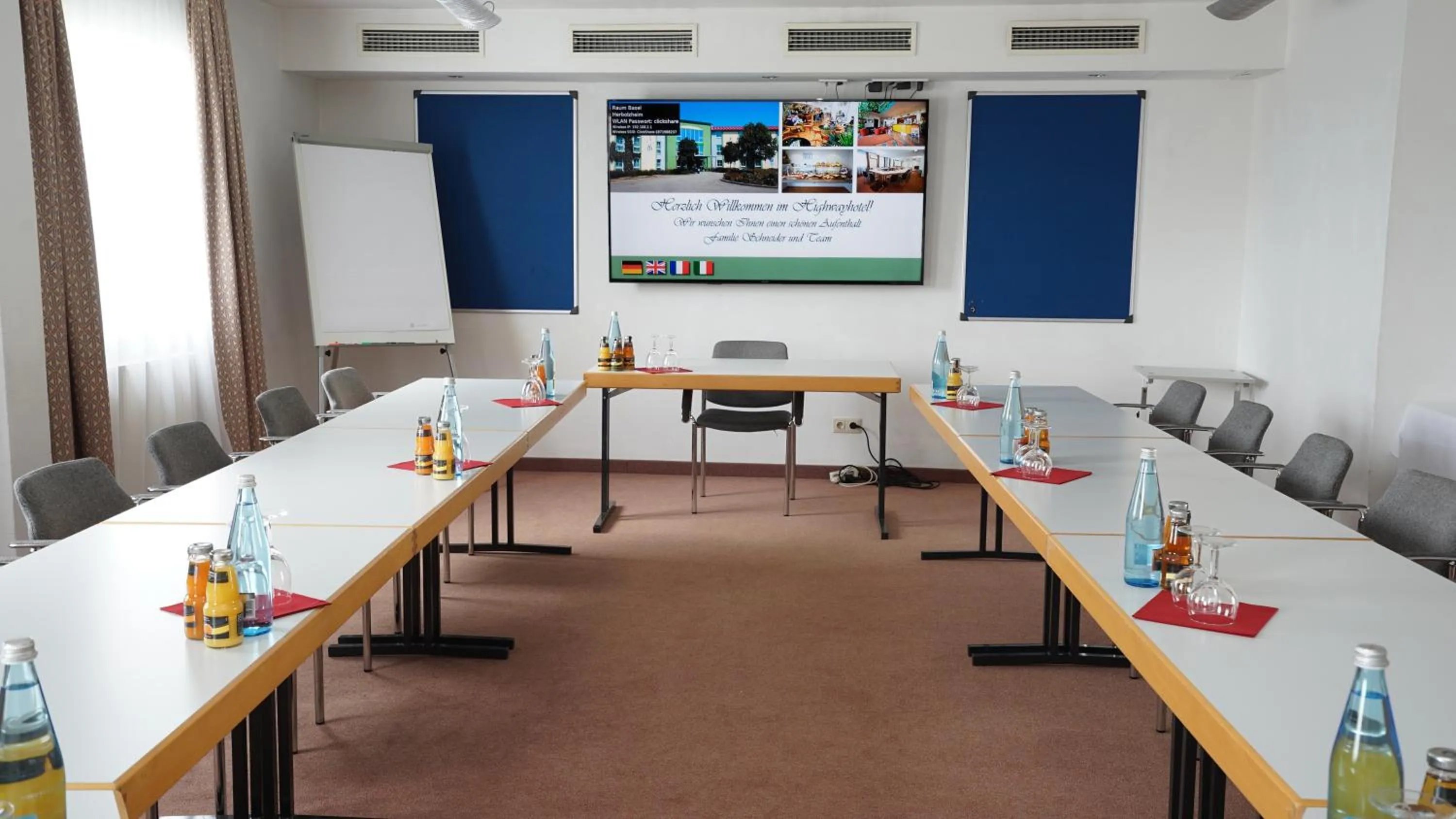 Business facilities in Highway Hotel