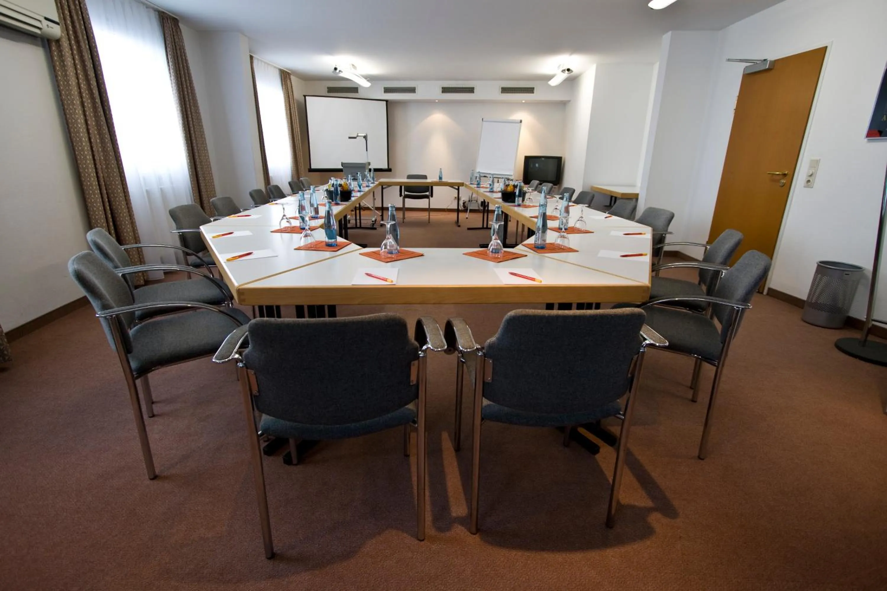 Business facilities in Highway Hotel