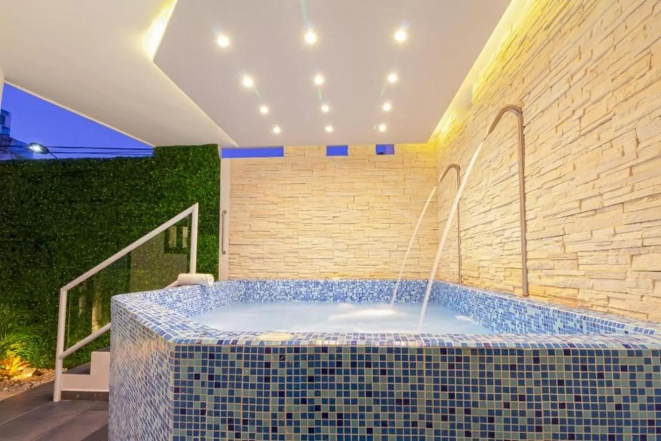 Hot Tub in Seven Boutique Apartments Cancún