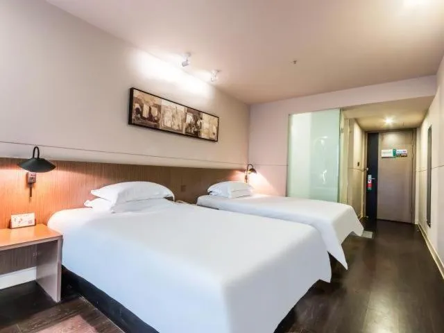 Bed in Jinjiang Inn Select Hangzhou Binjiang University Town Puyan Metro Station