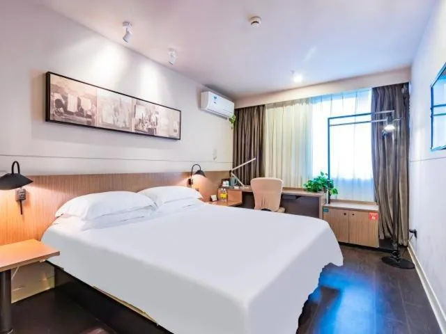 Bed in Jinjiang Inn Select Hangzhou Binjiang University Town Puyan Metro Station