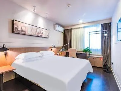 Bed in Jinjiang Inn Select Hangzhou Binjiang University Town Puyan Metro Station
