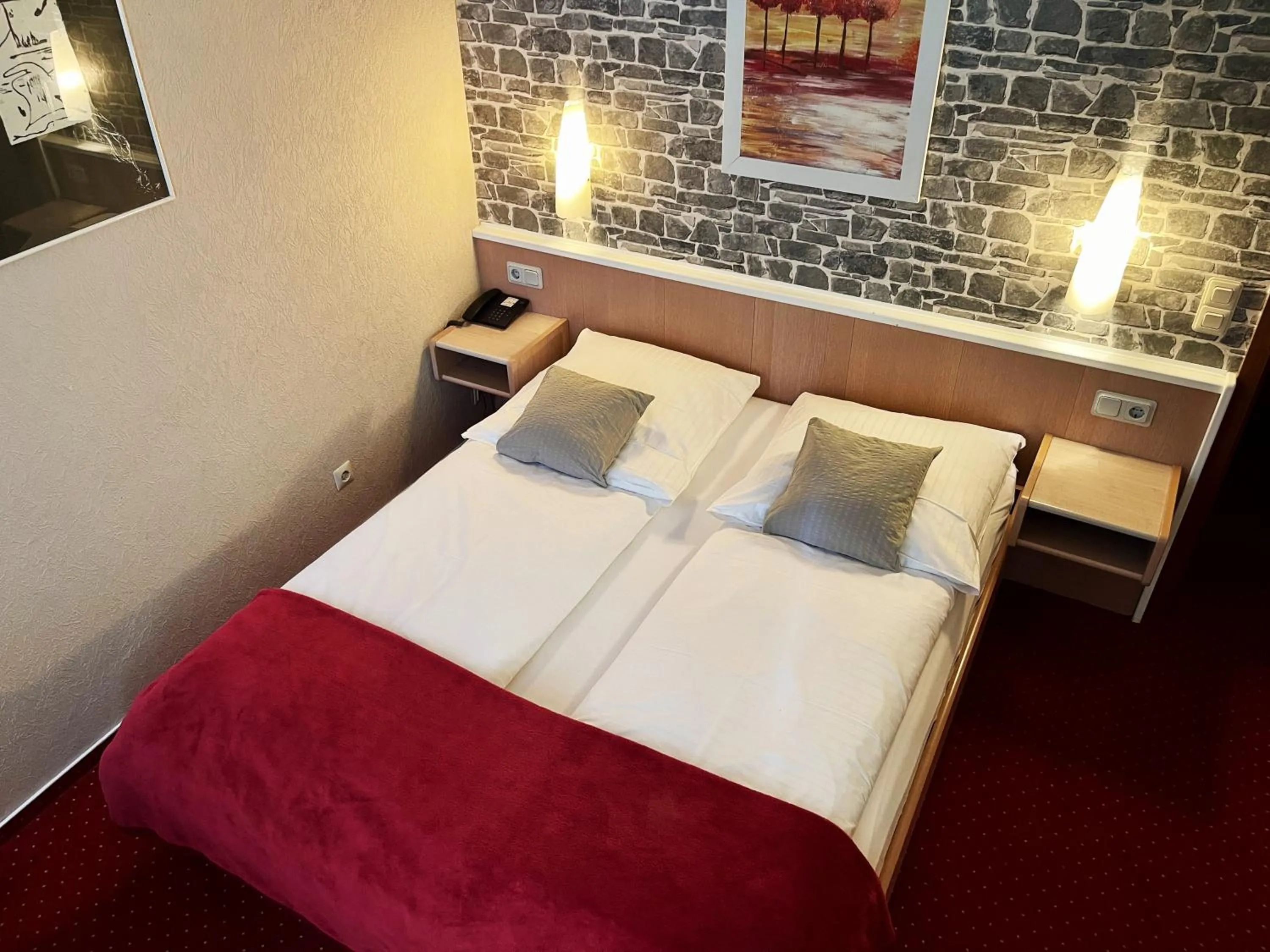 Photo of the whole room, Bed in Hotel Stadt Hamburg am Fluss Saarbrücken