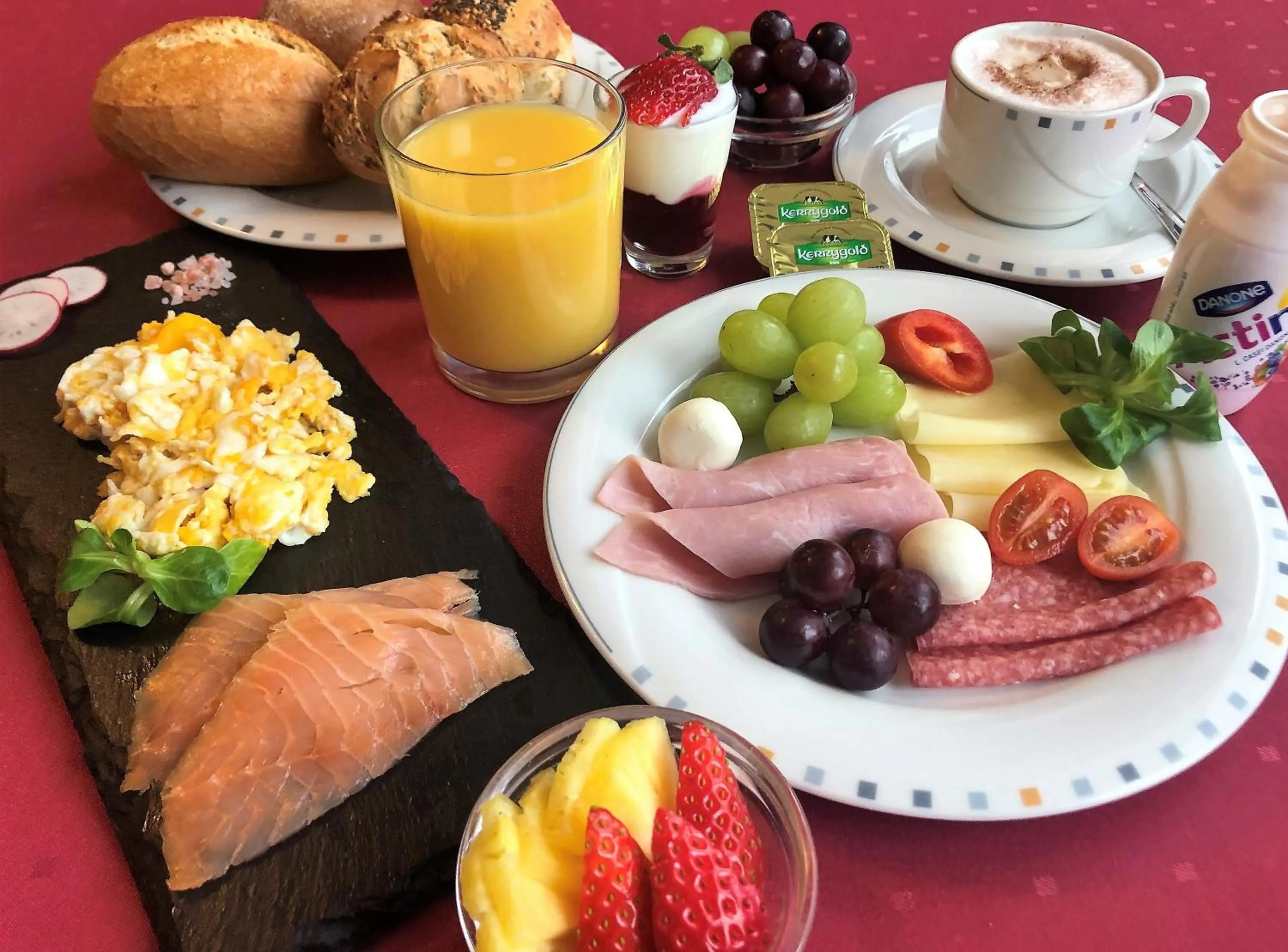 Buffet breakfast in Hotel Stadt Hamburg am Fluss Saarbrücken