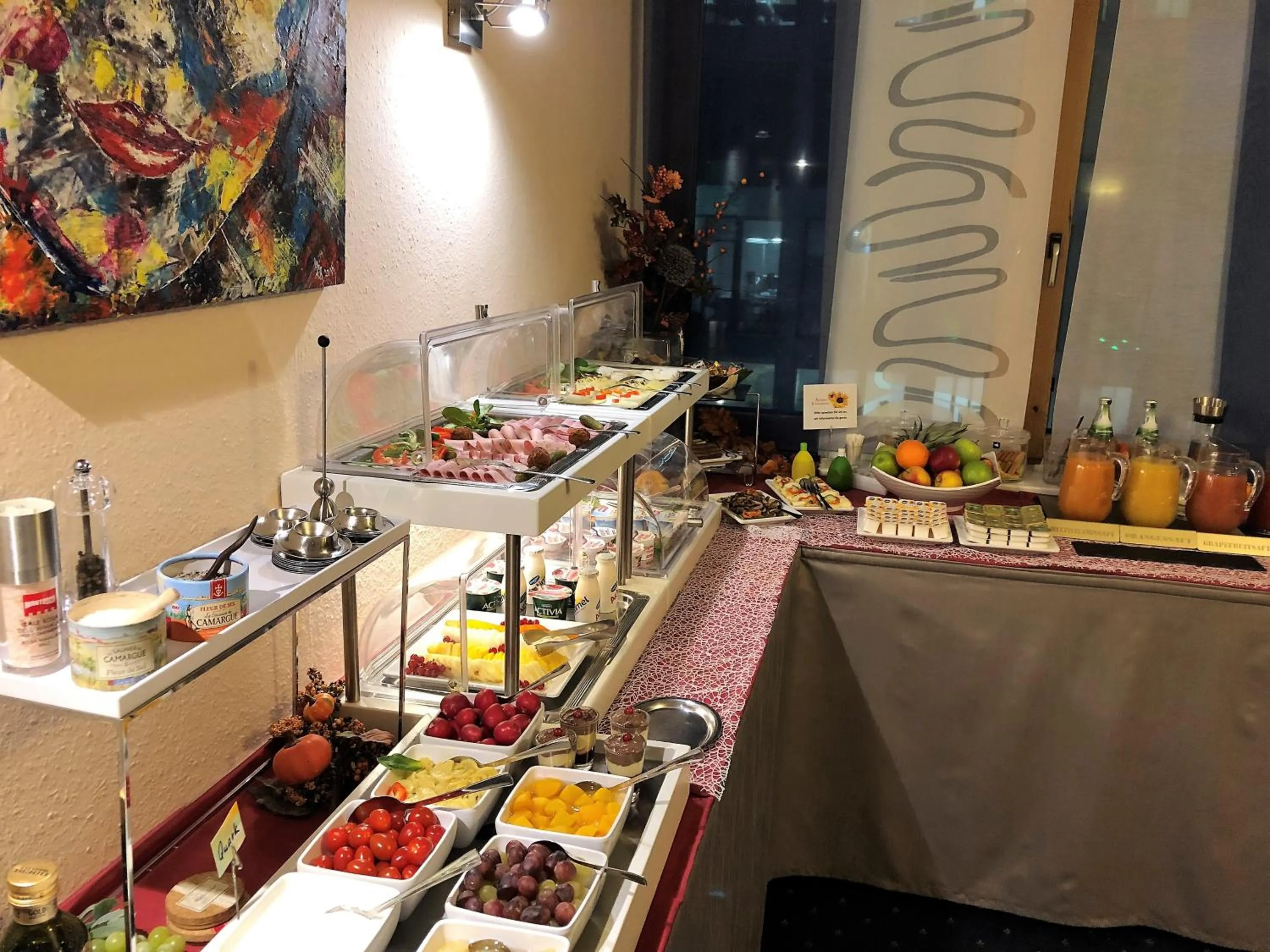 Buffet breakfast in Hotel Stadt Hamburg am Fluss Saarbrücken