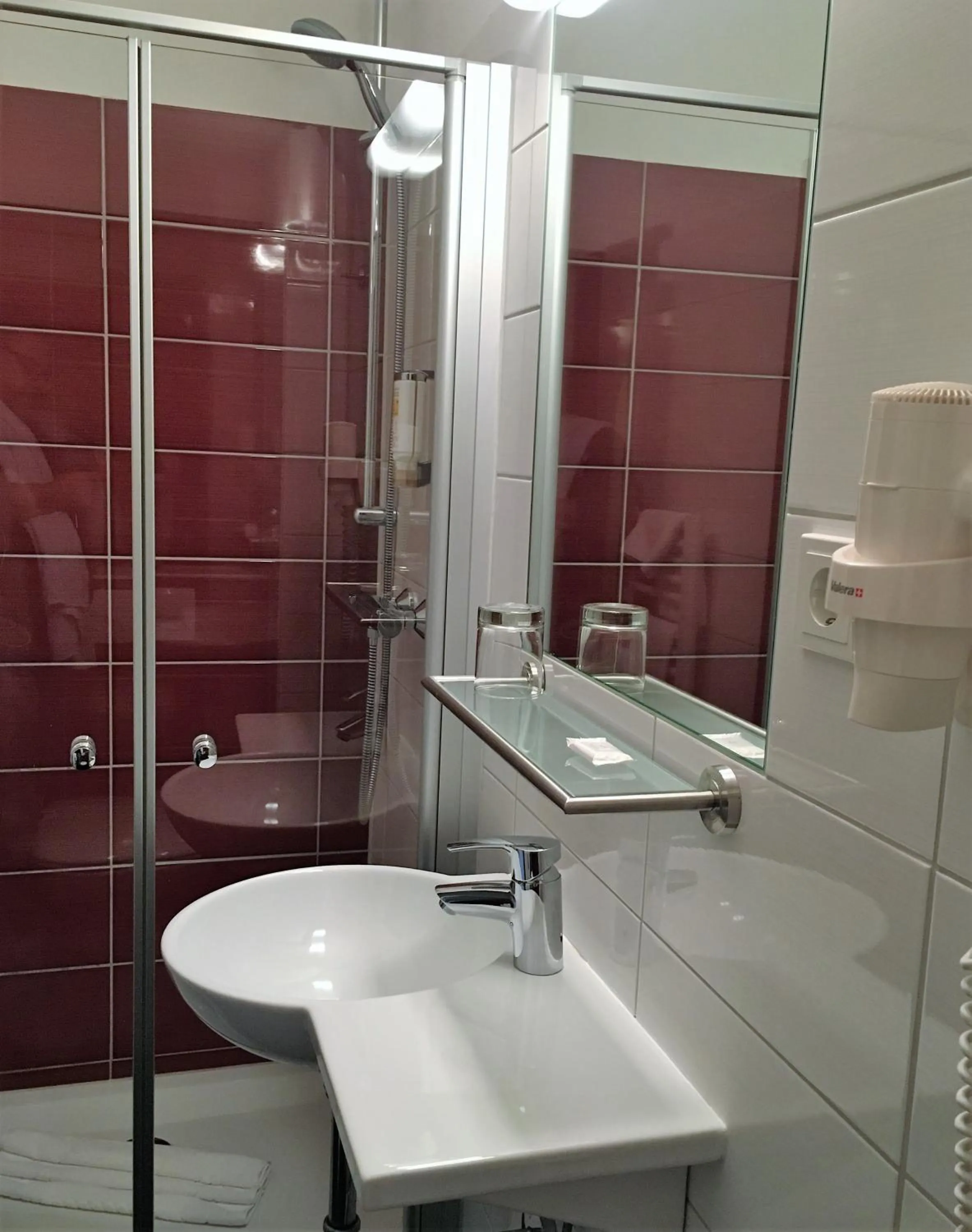 Bathroom in Hotel Stadt Hamburg am Fluss Saarbrücken