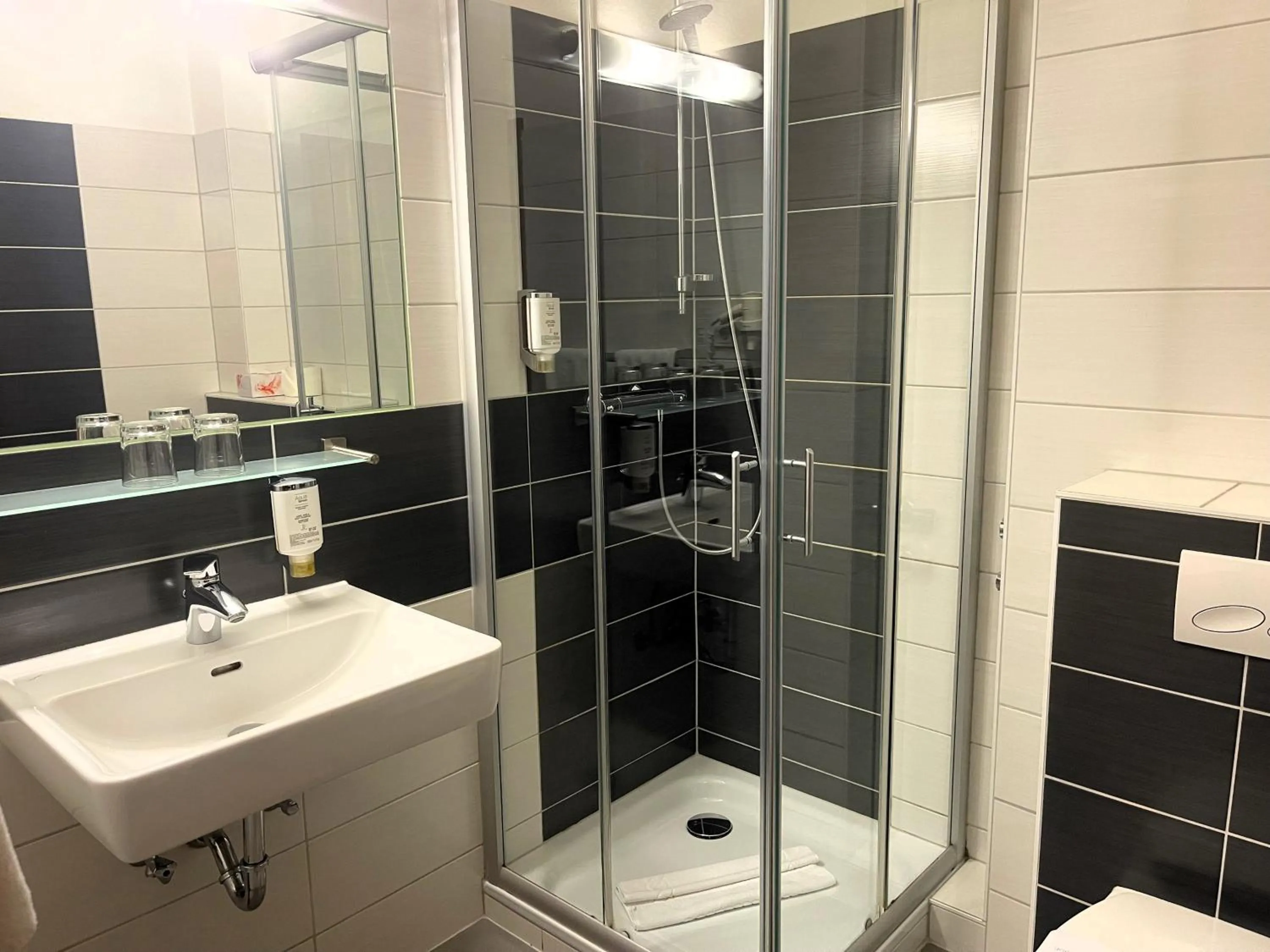 Bathroom in Hotel Stadt Hamburg am Fluss Saarbrücken