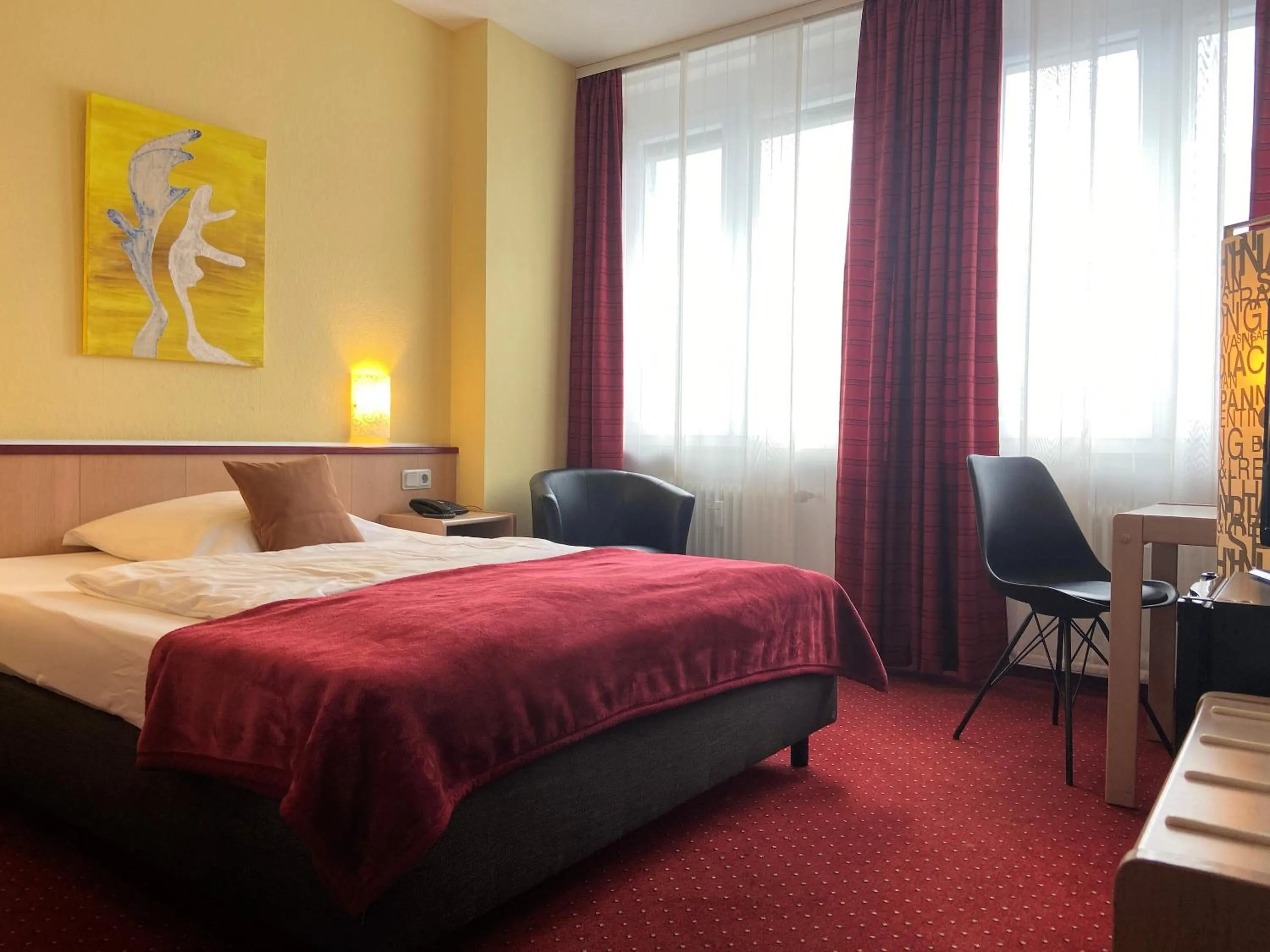 Photo of the whole room, Bed in Hotel Stadt Hamburg am Fluss Saarbrücken