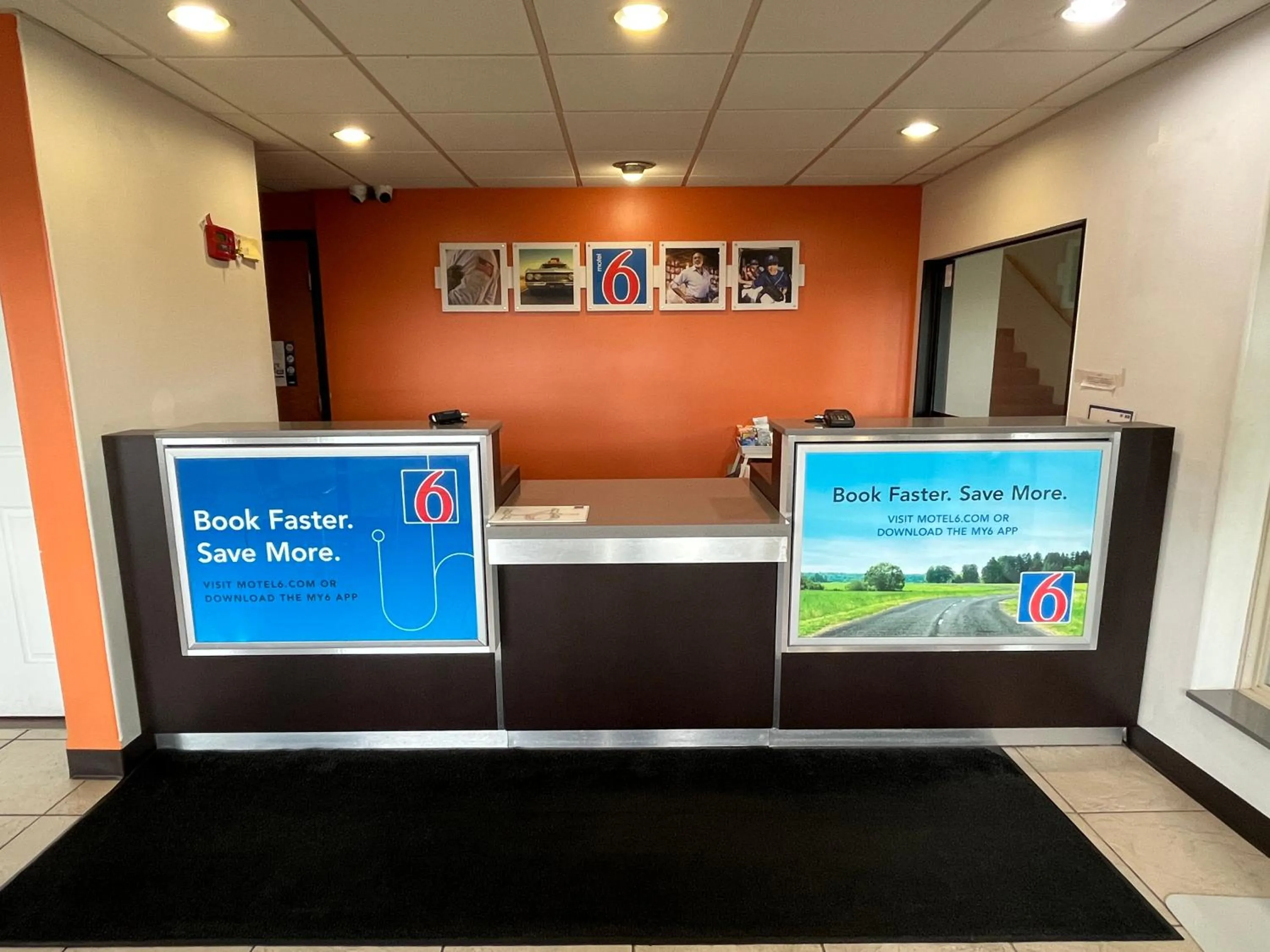 Lobby or reception in Studio 6 Suites Urbana, IL