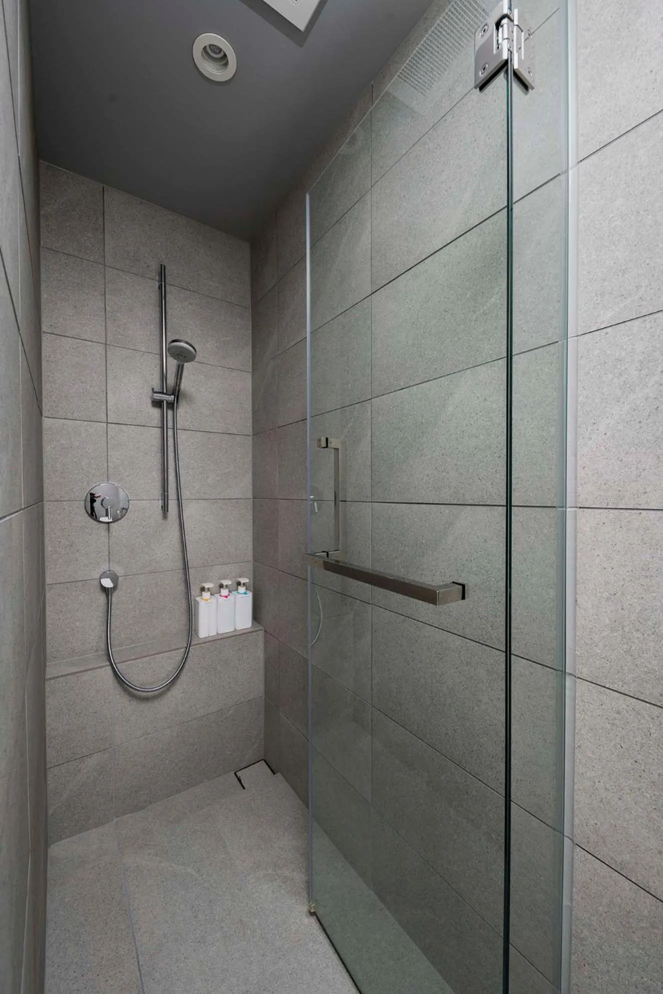 Shower in Echo Rocks by The Hakuba Collection
