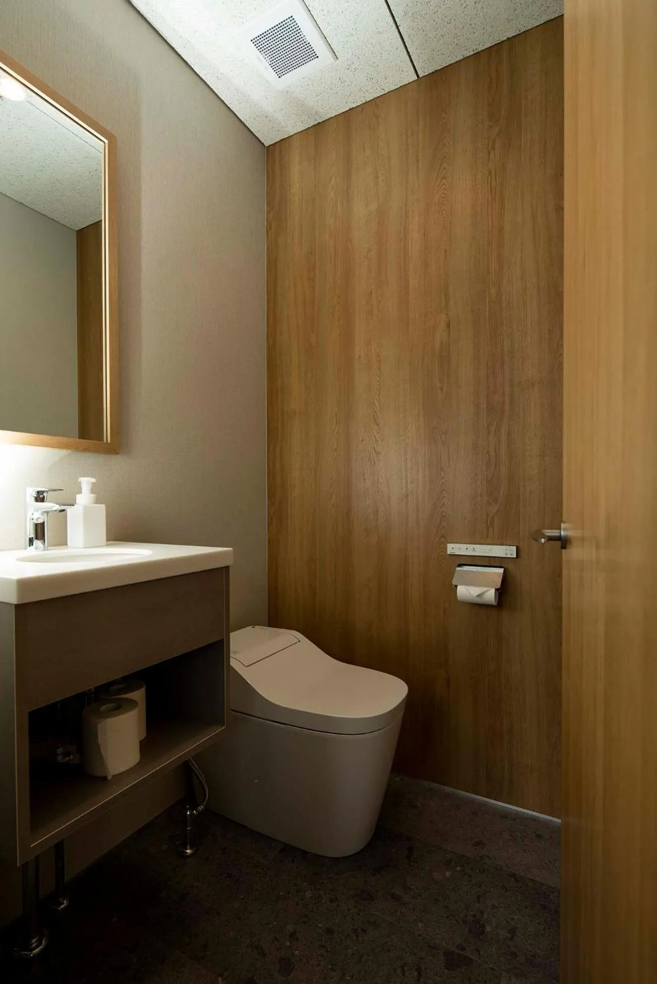 Toilet in Echo Rocks by The Hakuba Collection