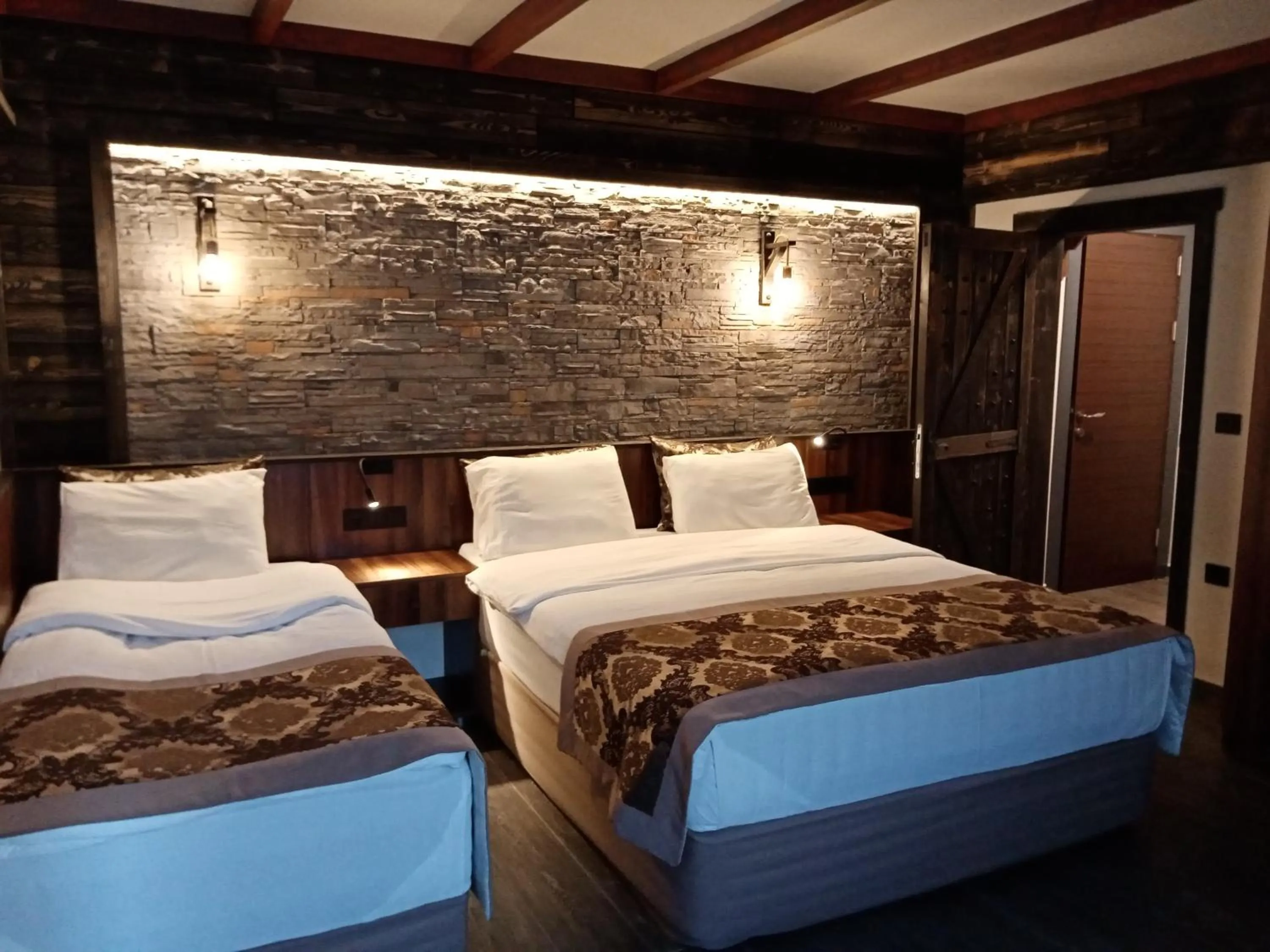 Bed in SARIGERME NEW GATE HOTEL