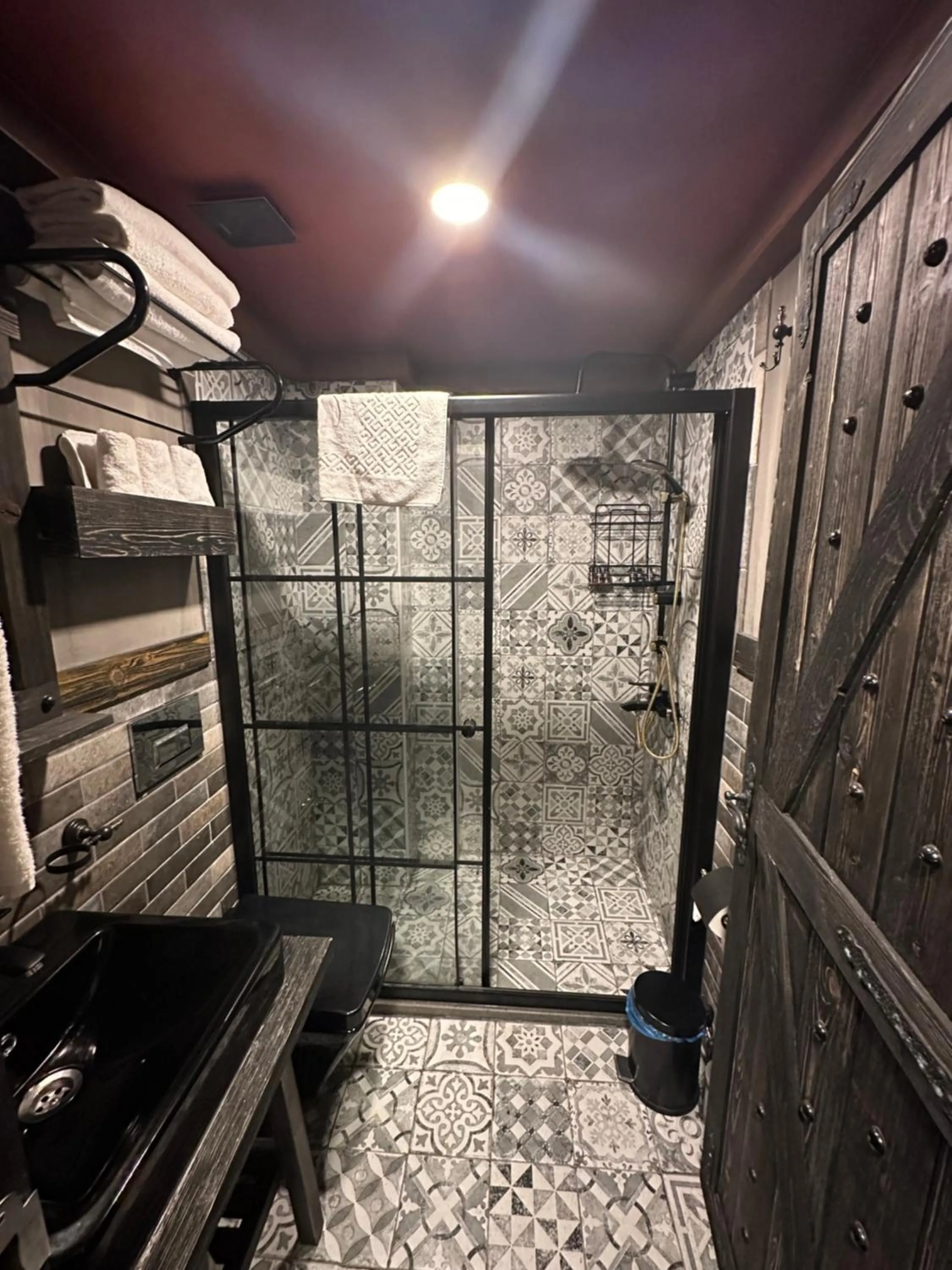 Shower in SARIGERME NEW GATE HOTEL