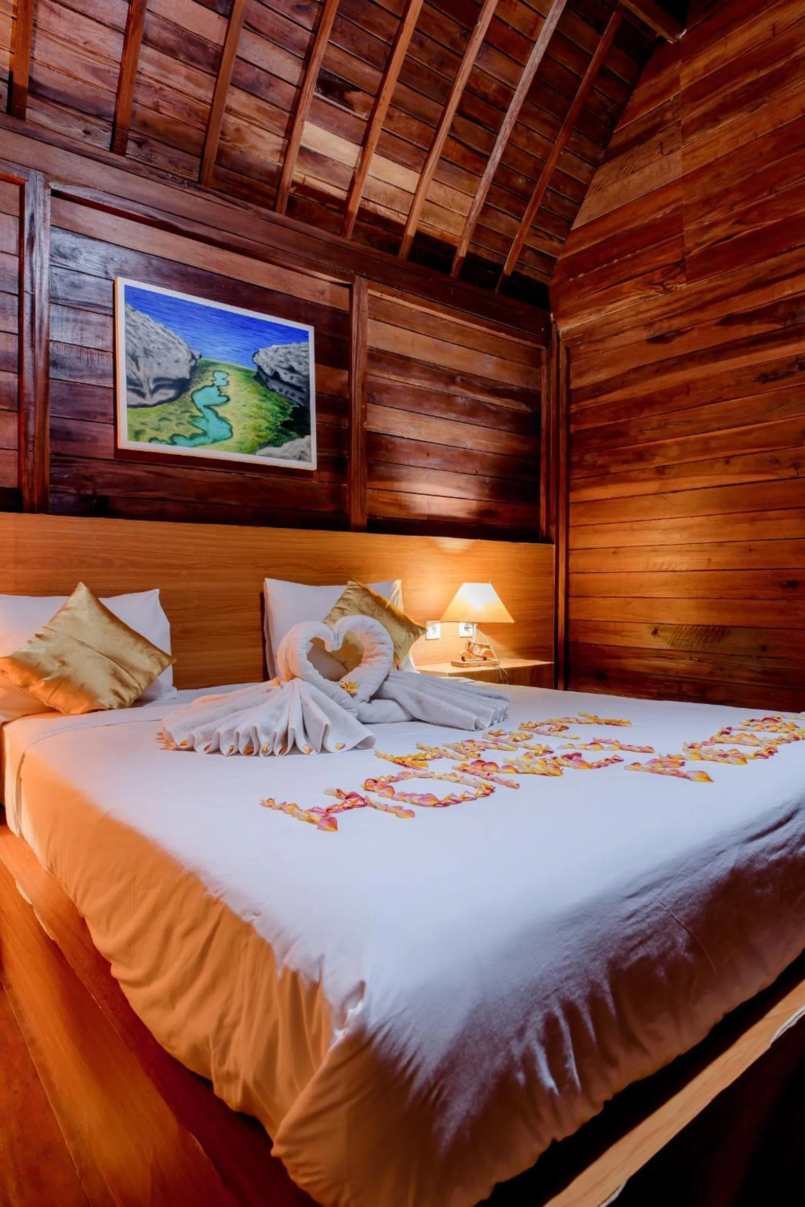 Bed in The Granyam Garden Cottage