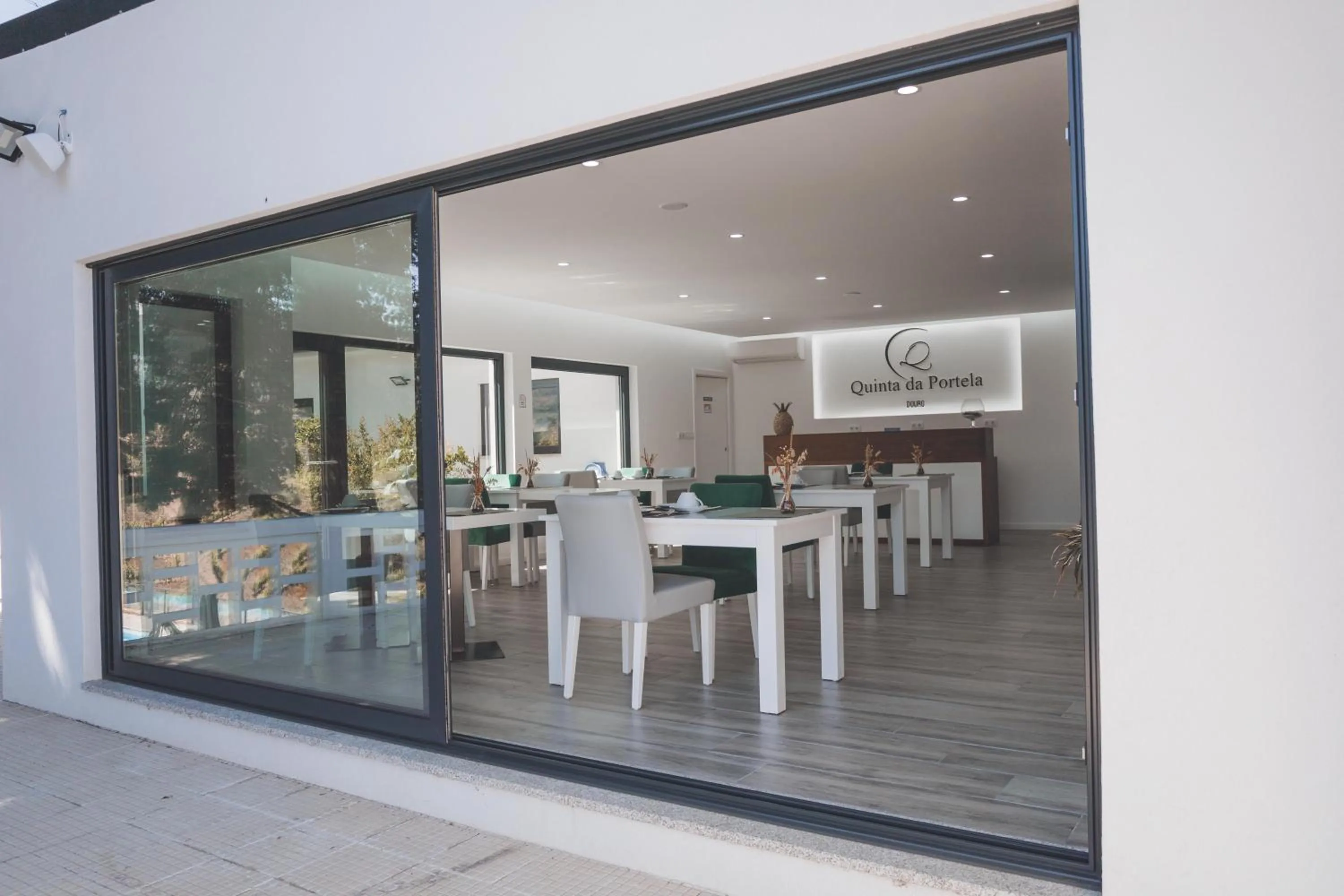 Communal lounge/ TV room in Quinta da Portela Douro