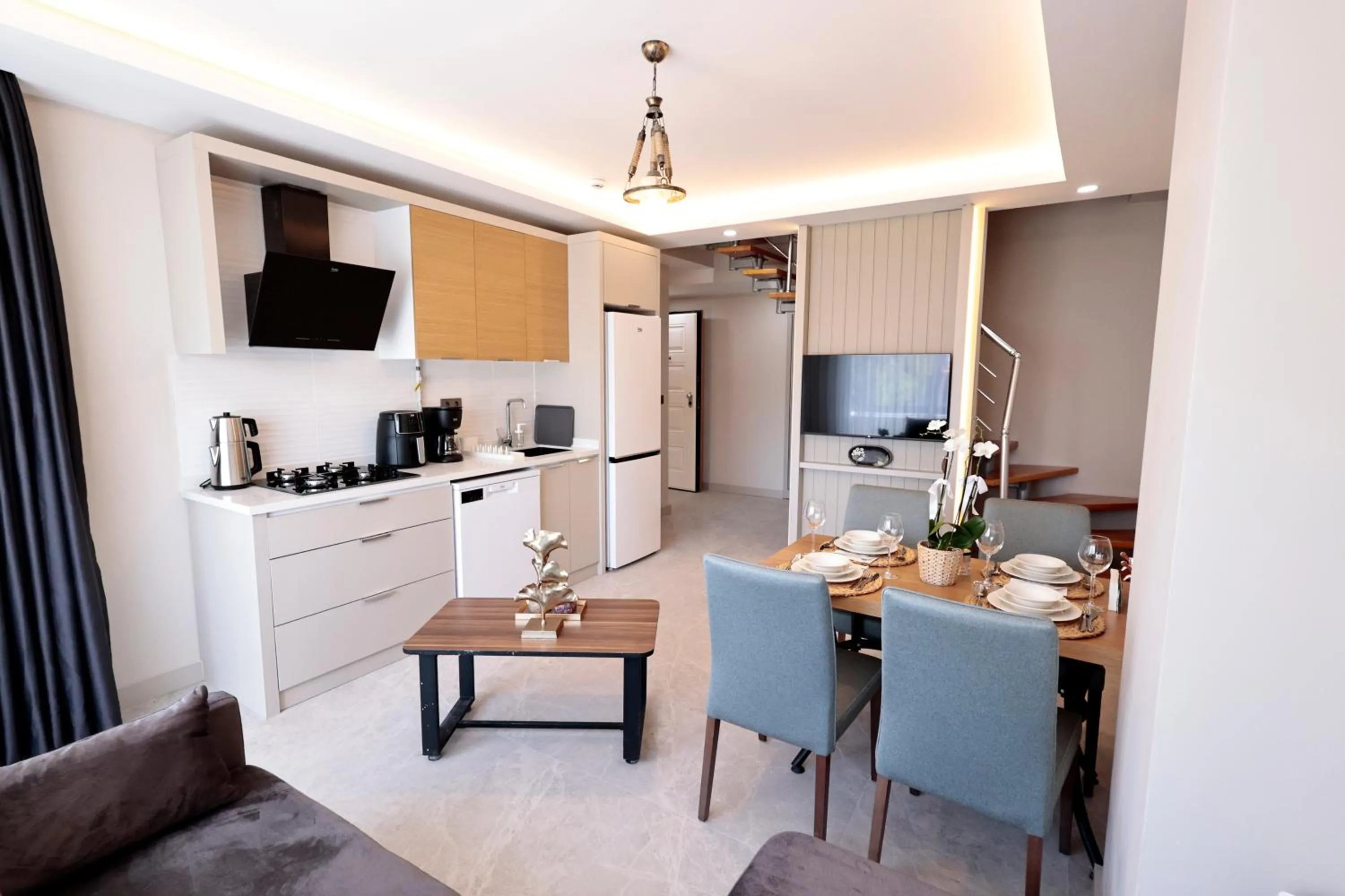 Communal lounge/ TV room in mustang suite hotel