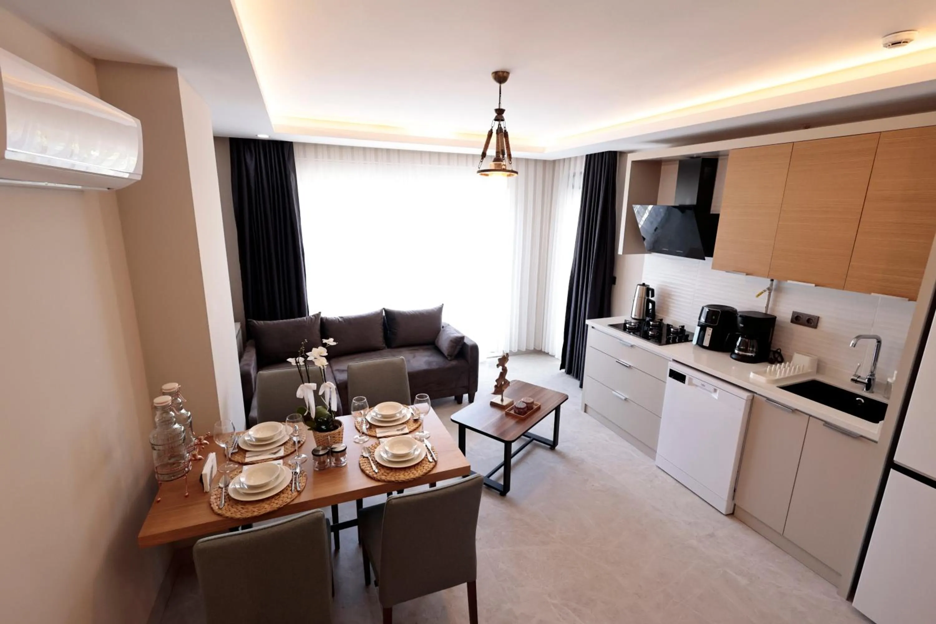 Communal lounge/ TV room in mustang suite hotel