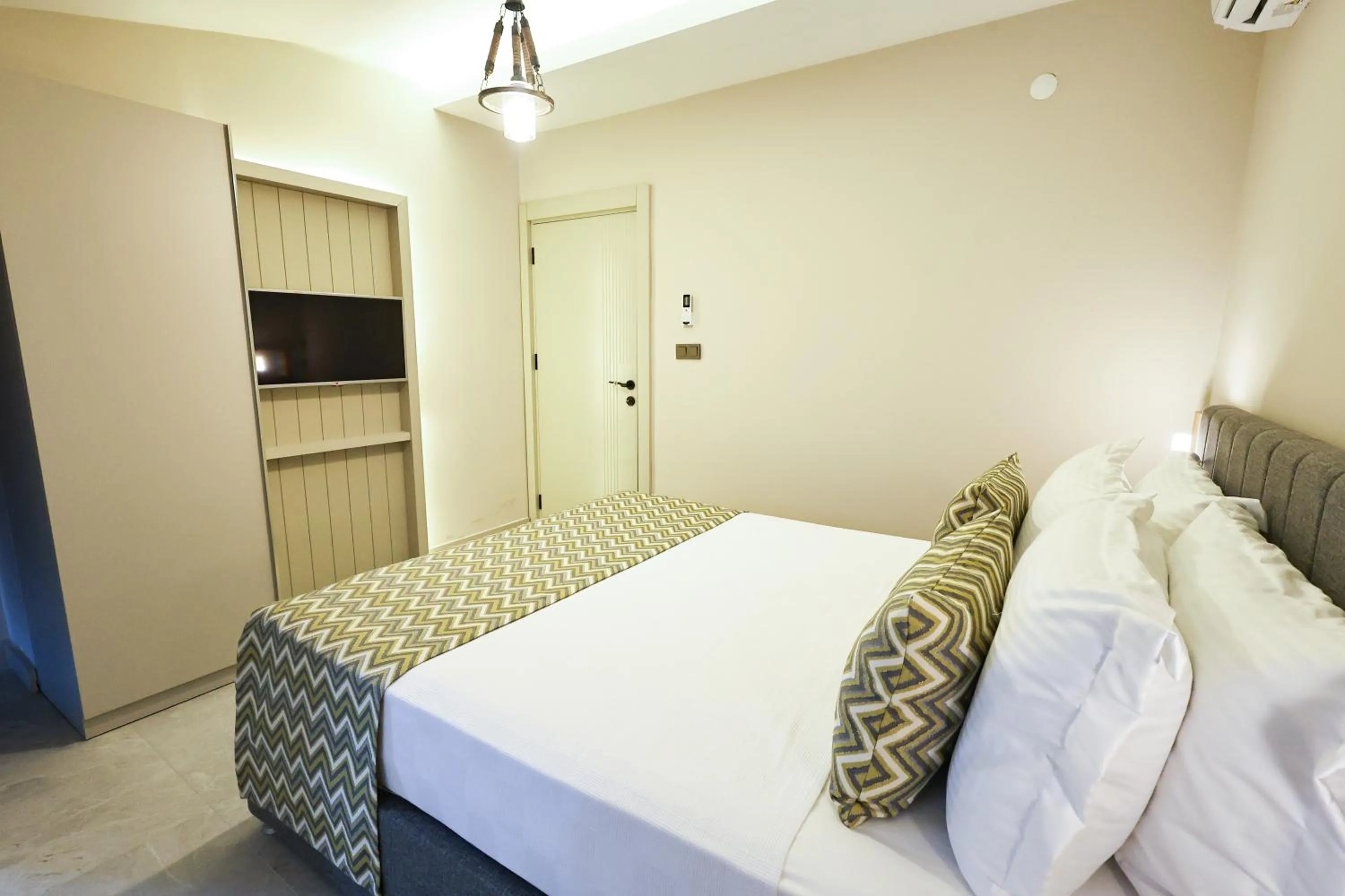 Bedroom, Bed in mustang suite hotel