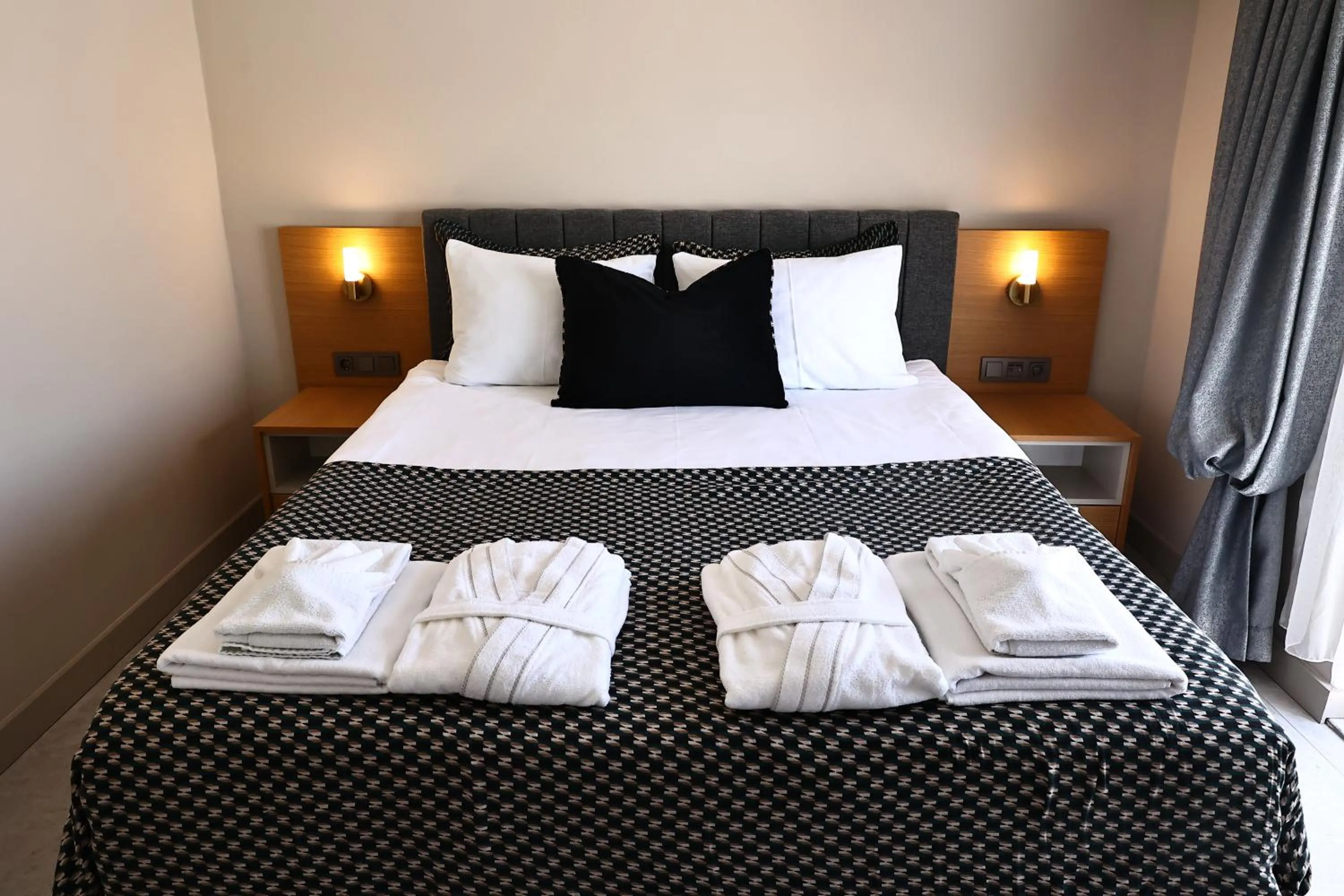 Bedroom, Bed in mustang suite hotel