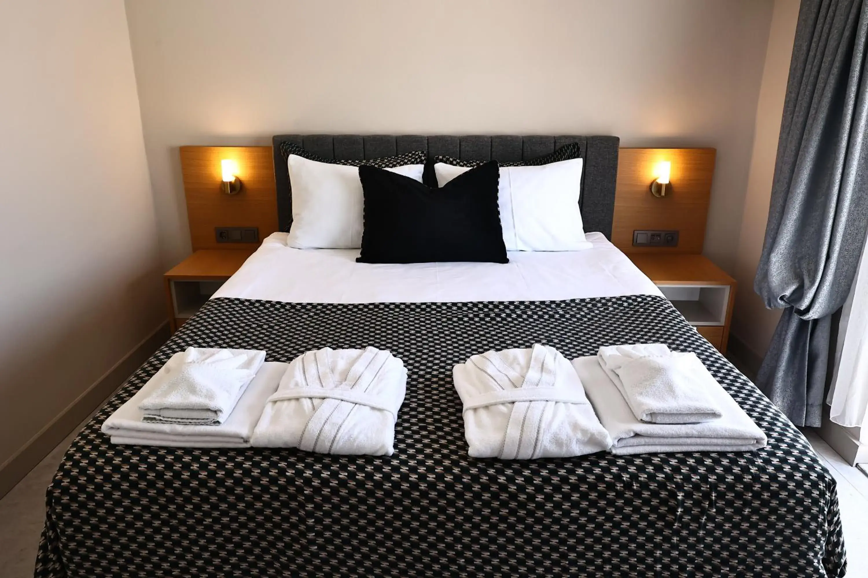 Family Room with Bath in mustang suite hotel Family Room with Bath in mustang suite hotel