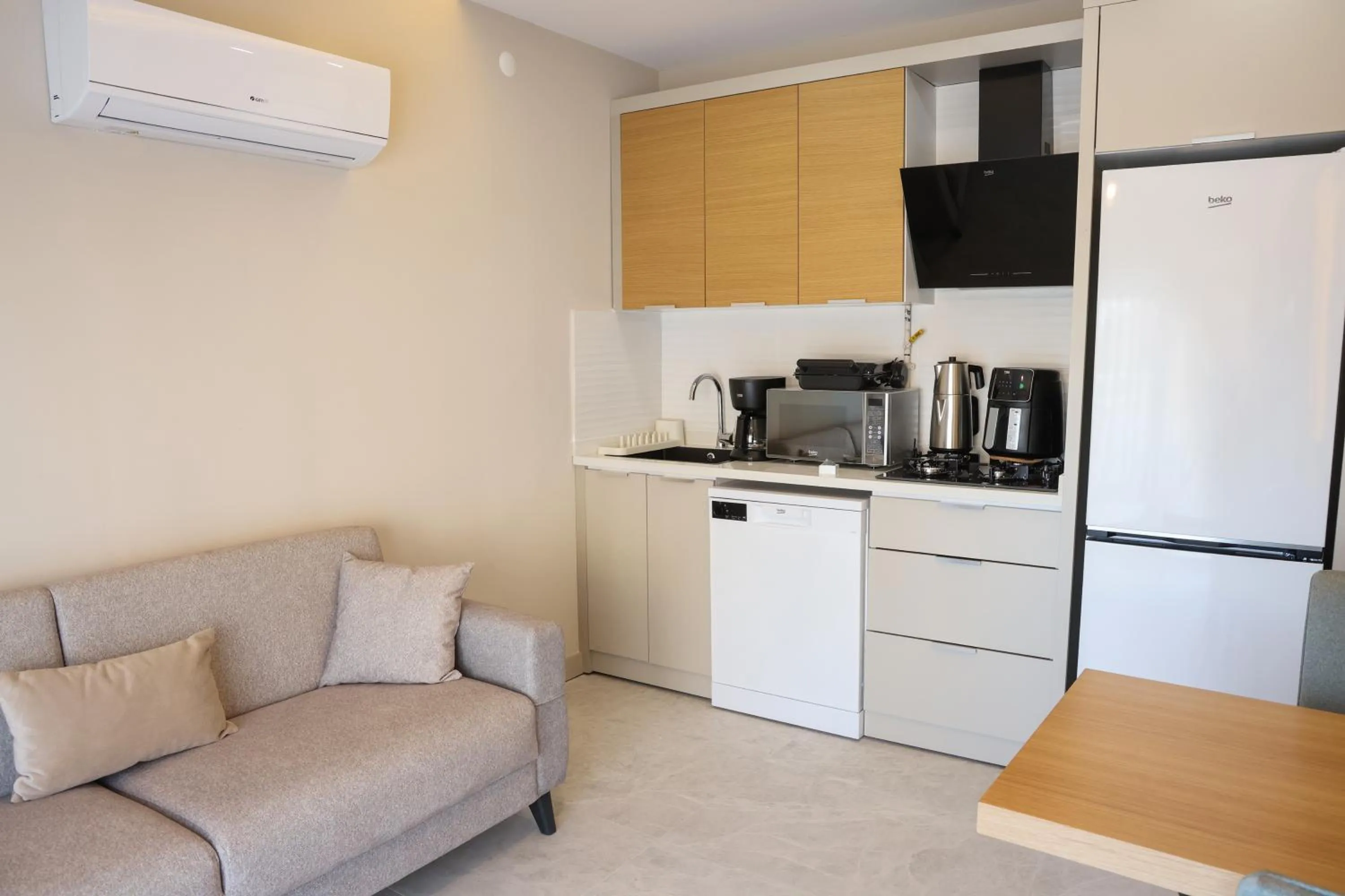 Living room in mustang suite hotel