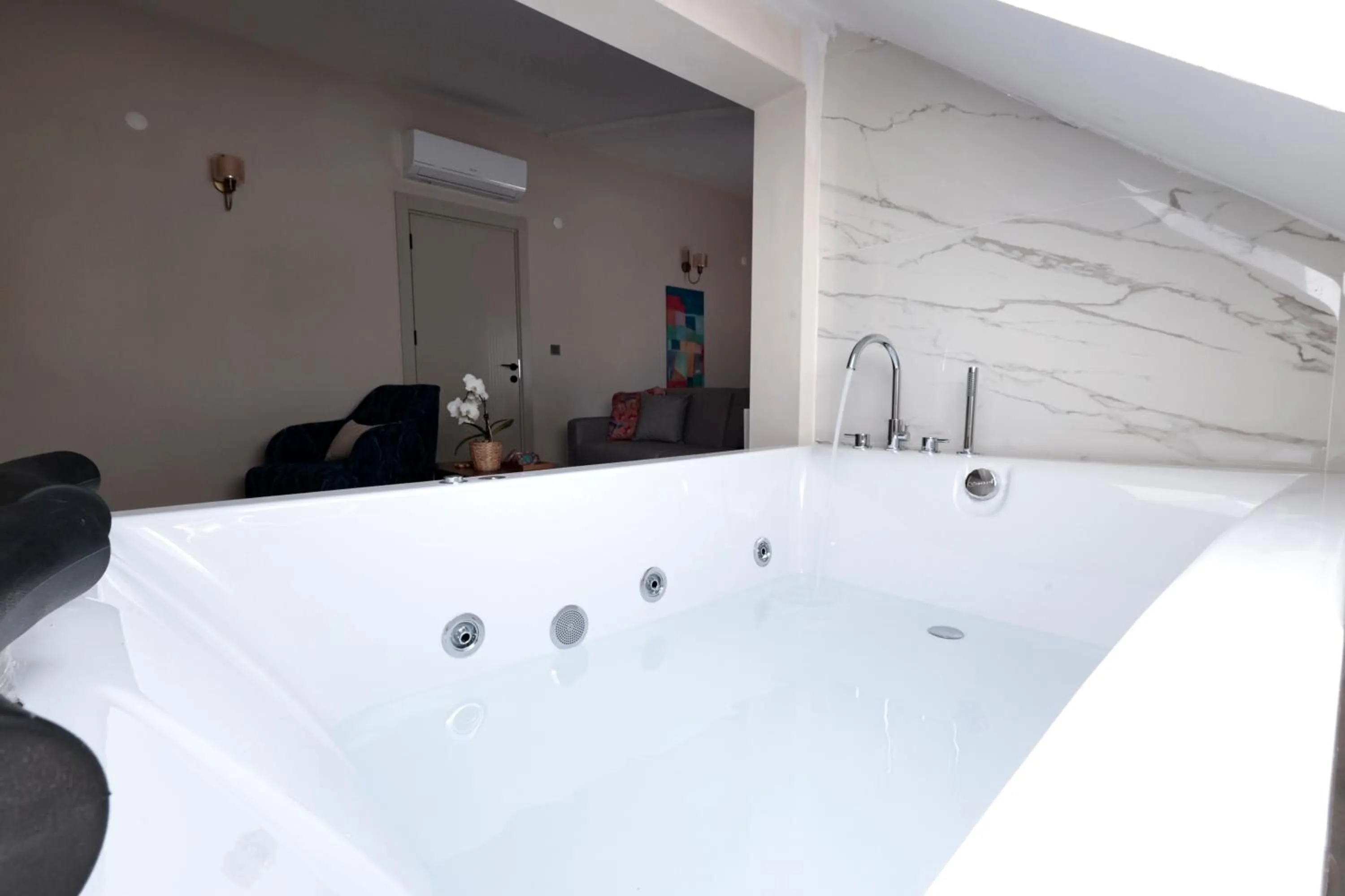 Hot Tub in mustang suite hotel