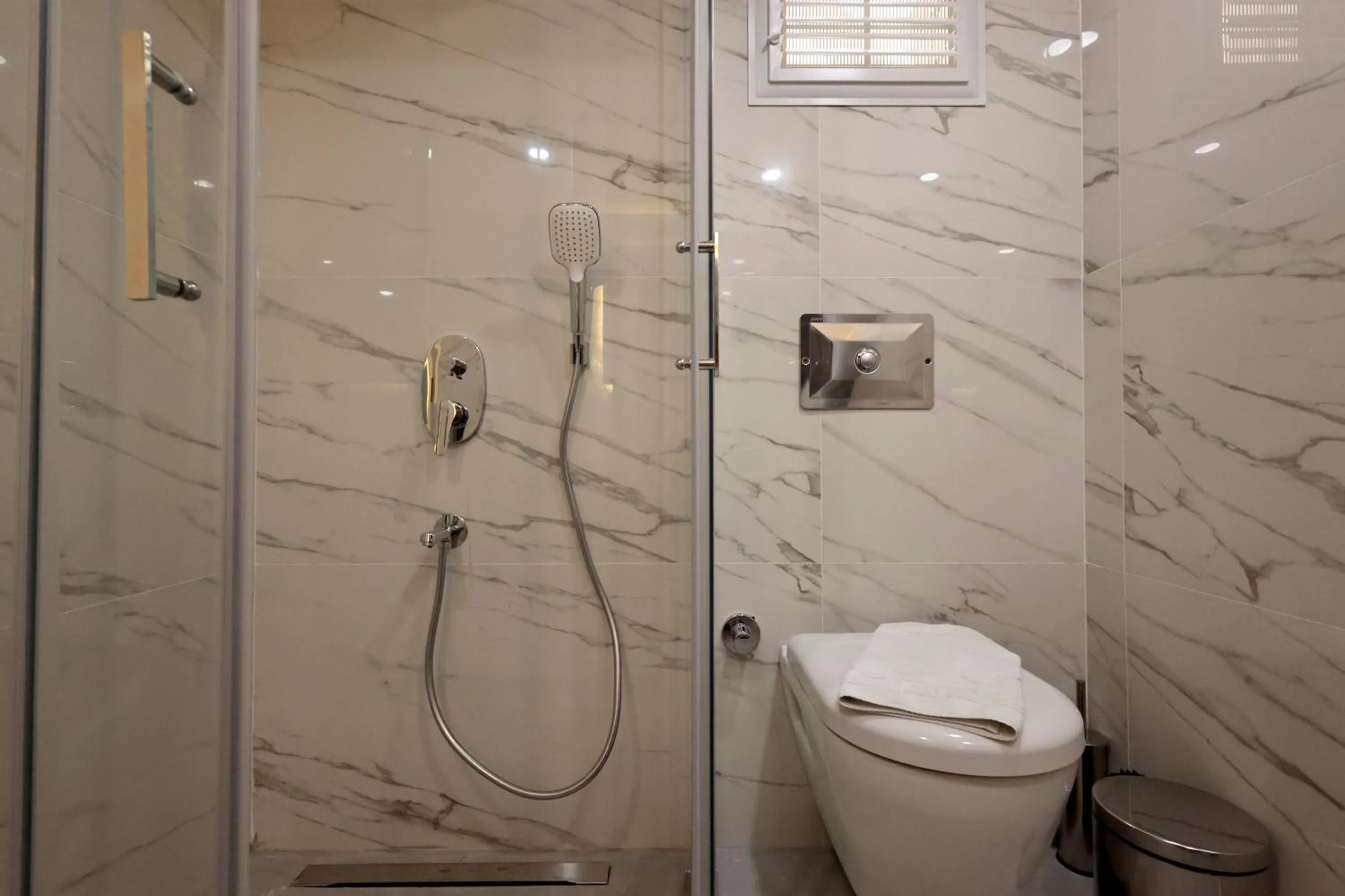 Bathroom in mustang suite hotel