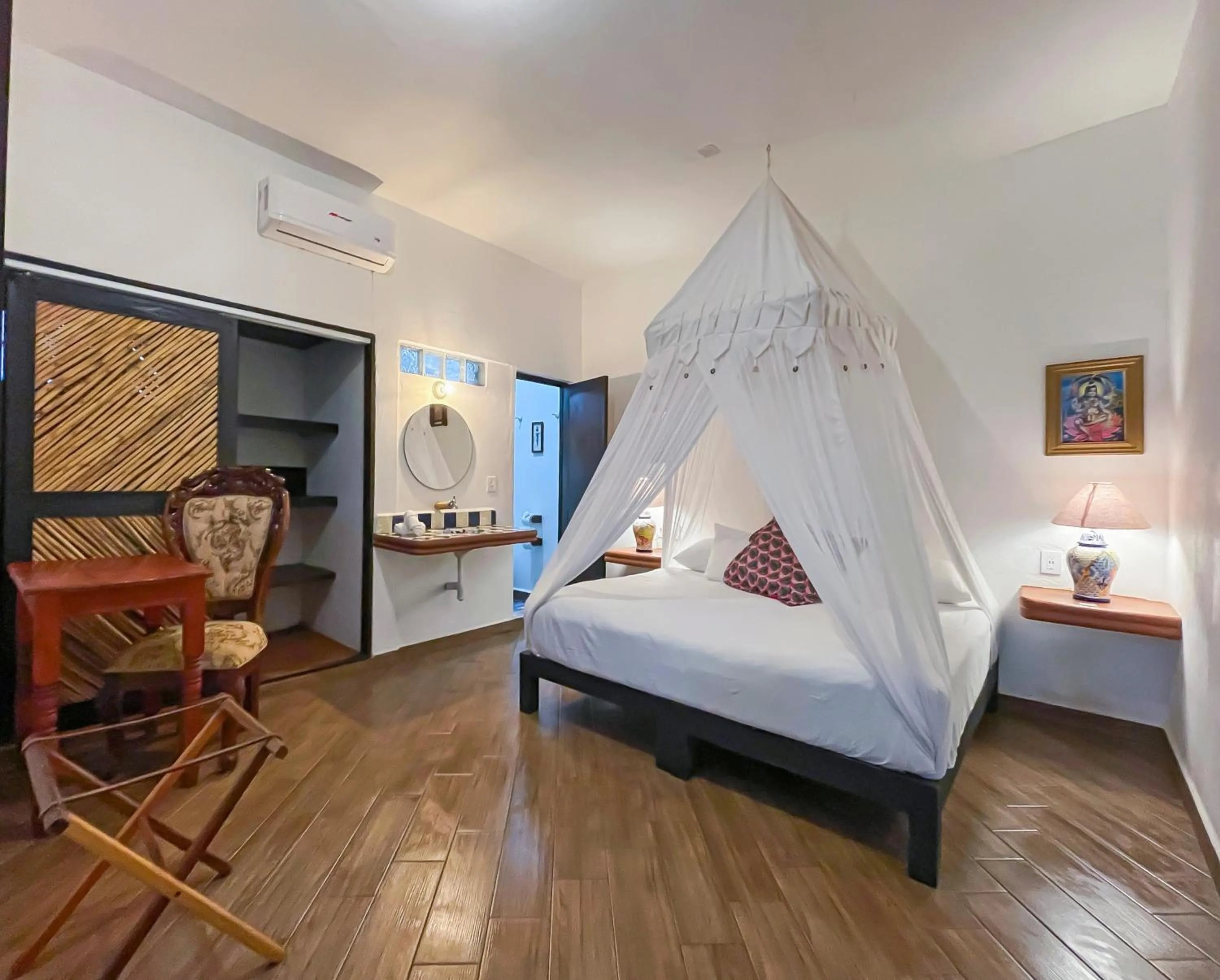 Photo of the whole room, Bed in Posada Buda-Tortuga